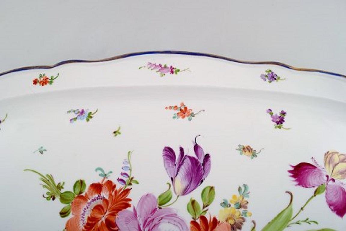 Large Antique Meissen Serving Dish in Hand-Painted Porcelain, with Floral Motifs In Good Condition For Sale In Copenhagen, DK