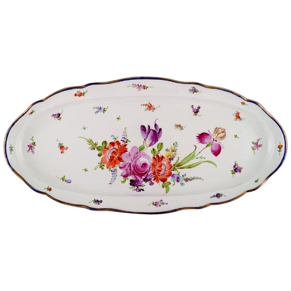 Grand plat de service ancien de Meissen en porcelaine peinte à la main, avec motifs floraux