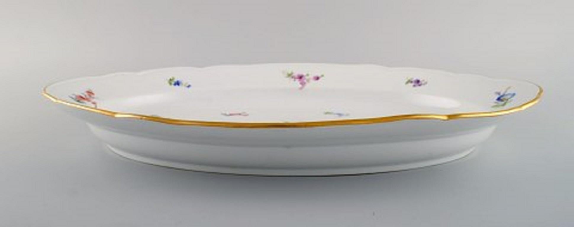 Large Antique Meissen Serving Dish in Hand-Painted Porcelain with Flowers In Excellent Condition In Copenhagen, DK
