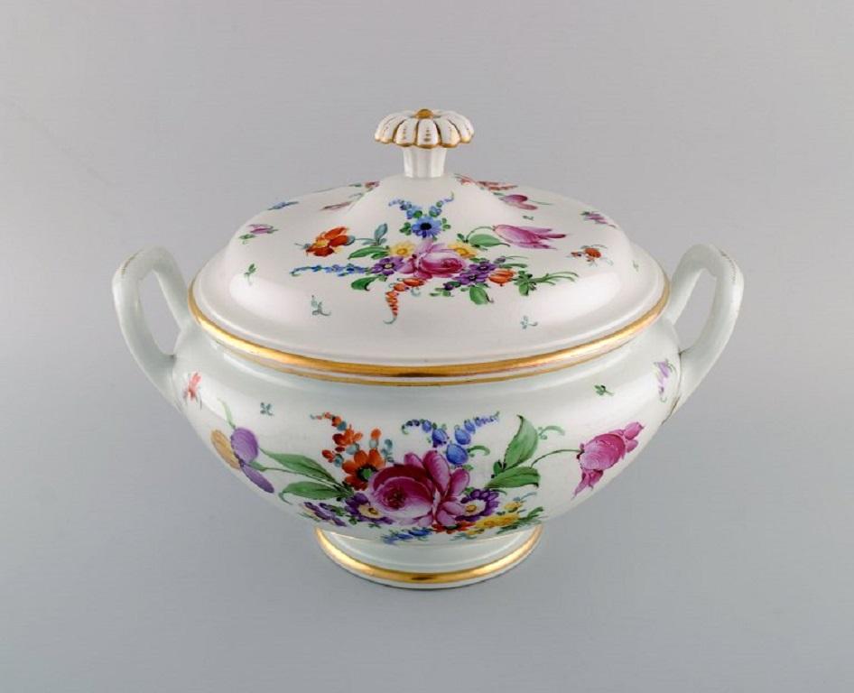 Large antique Meissen soup tureen in porcelain with hand-painted flowers and gold decoration. 
Late 19th century.
Measures: 34.5 x 25 cm.
In excellent condition.
Stamped.
2nd factory quality.