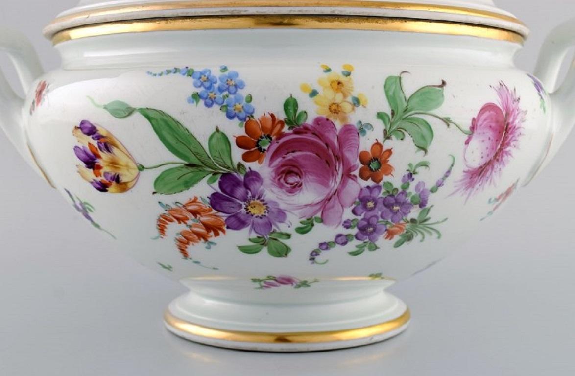 Große antike Meissener Suppenterrine aus Porzellan mit handbemalten Blumen (Deutsch) im Angebot