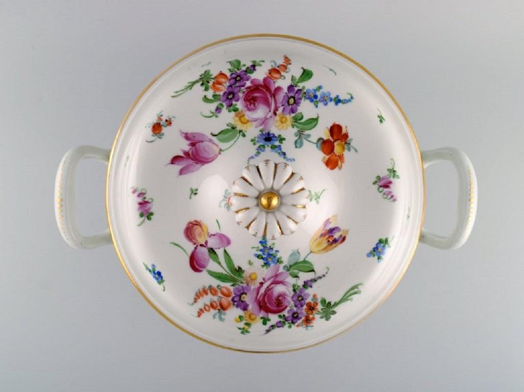 Große antike Meissener Suppenterrine aus Porzellan mit handbemalten Blumen (Handbemalt) im Angebot
