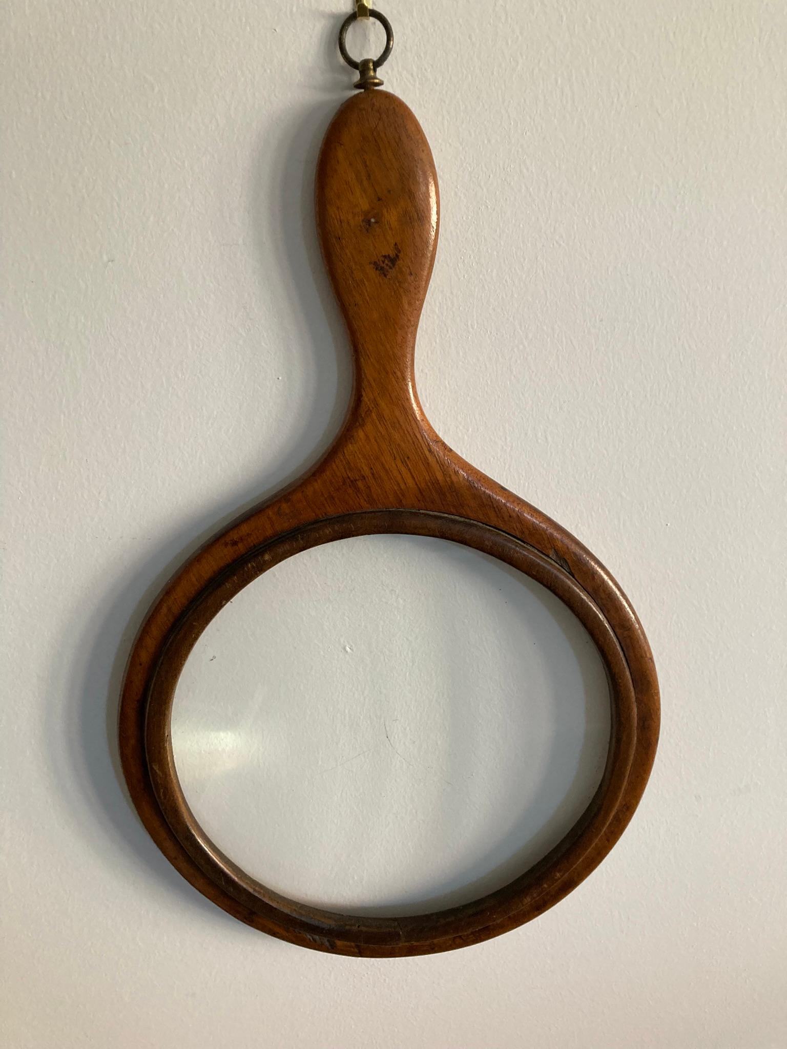 Rare grande loupe ou miroir victorien, en bois d'acajou, dans son état d'origine.
Connu sous le nom de verre de galerie, il permet de grossir légèrement des objets à des distances variables. Très populaire auprès des collectionneurs de cette période.