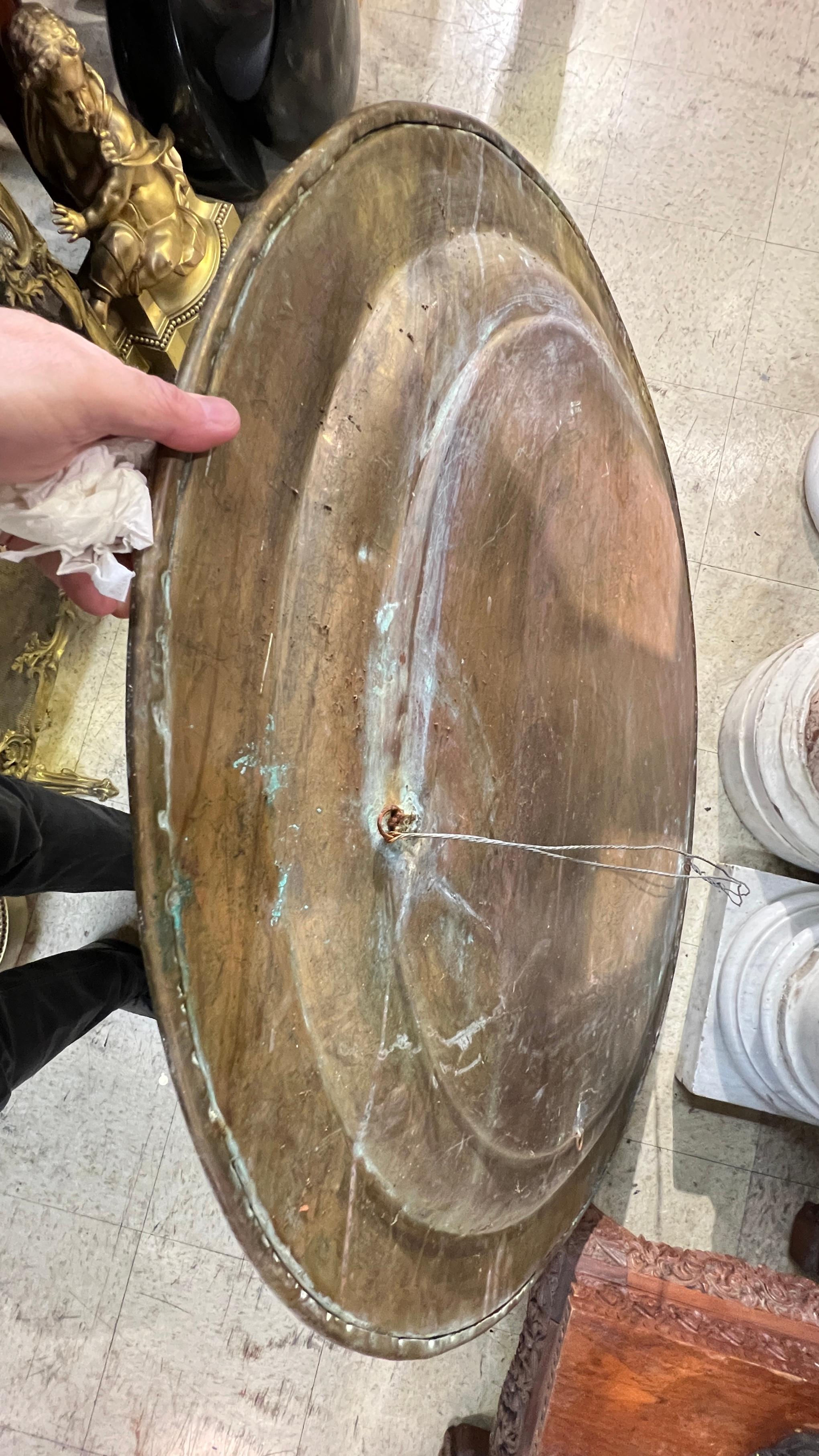 Large Antique Middle Eastern Islamic Engraved Brass Tray Marroquí en venta