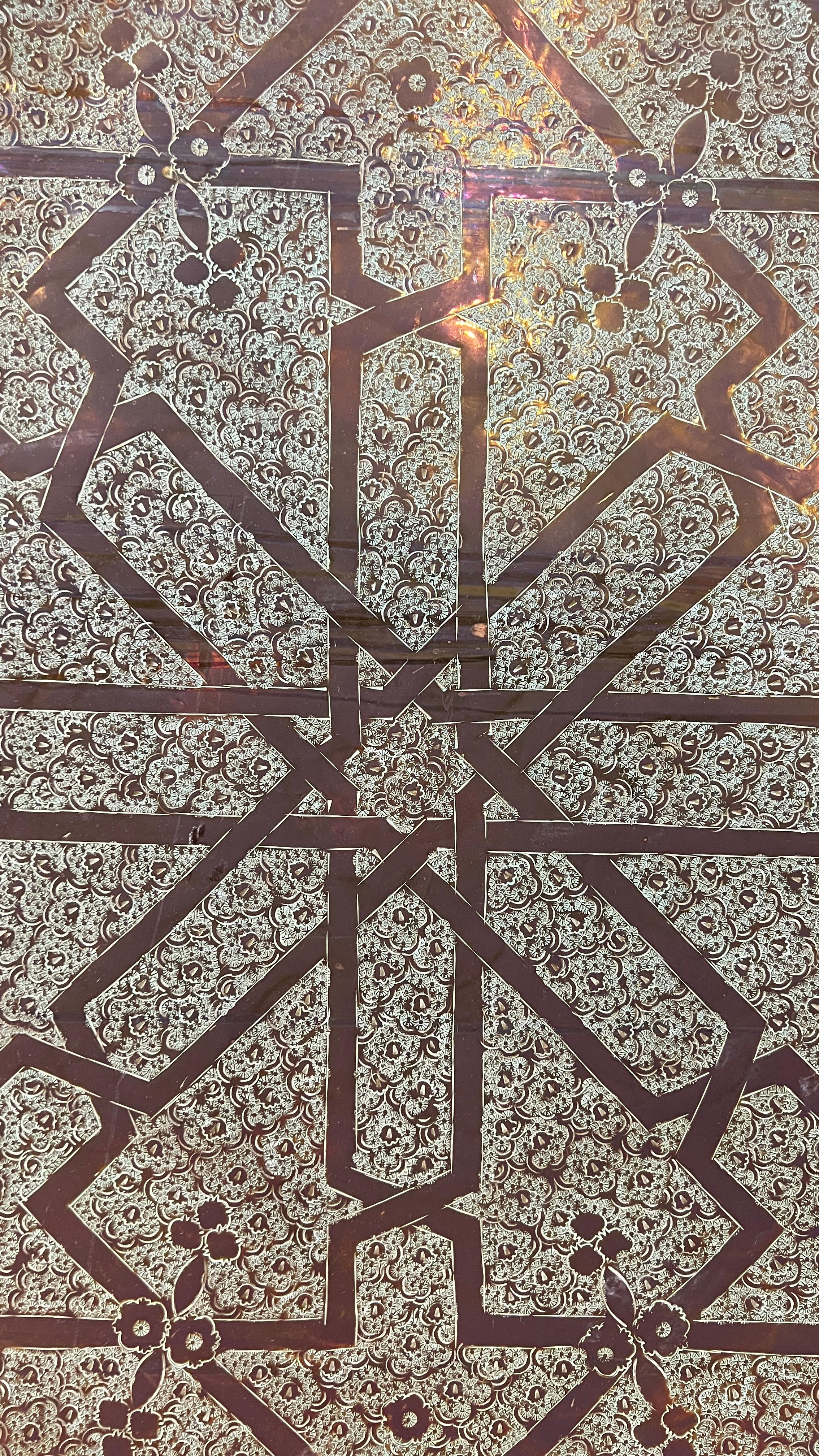 Large Antique Middle Eastern Islamic Engraved Brass Tray Grabado en venta