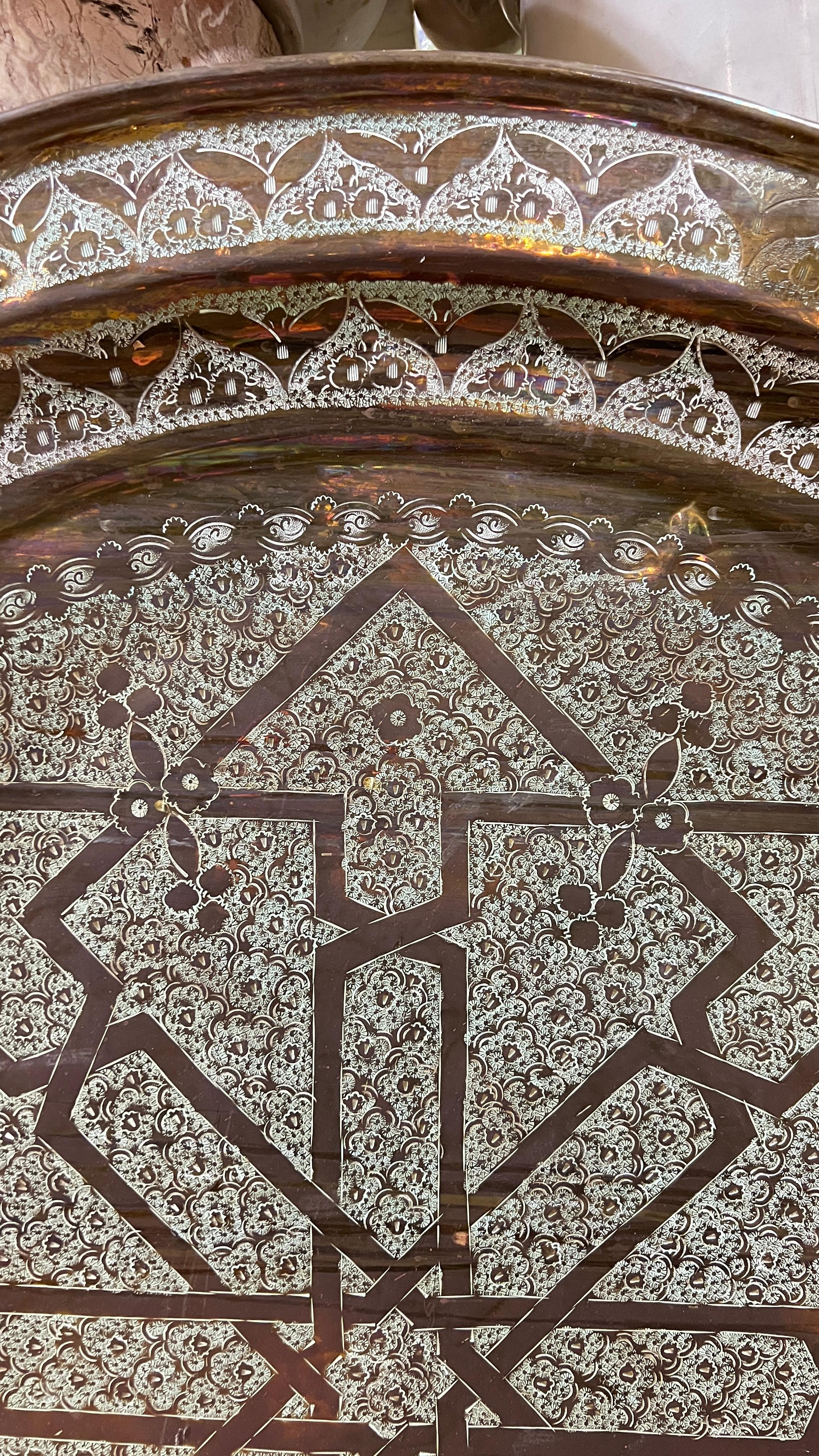 Large Antique Middle Eastern Islamic Engraved Brass Tray en Bueno estado para la venta en New York, NY