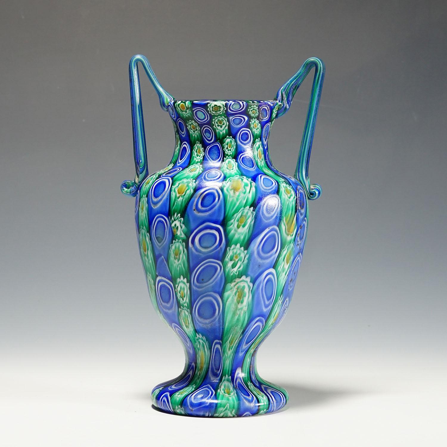 Große antike Millefiori-Vase mit Henkeln, Fratelli Toso Murano um 1910

Eine große und seltene Vase aus Millefiori-Murringlas, hergestellt von Vetreria Fratelli Toso, Murano um 1910. Hergestellt aus polykromen Murrinen (blau, grün, gelb und weiß),