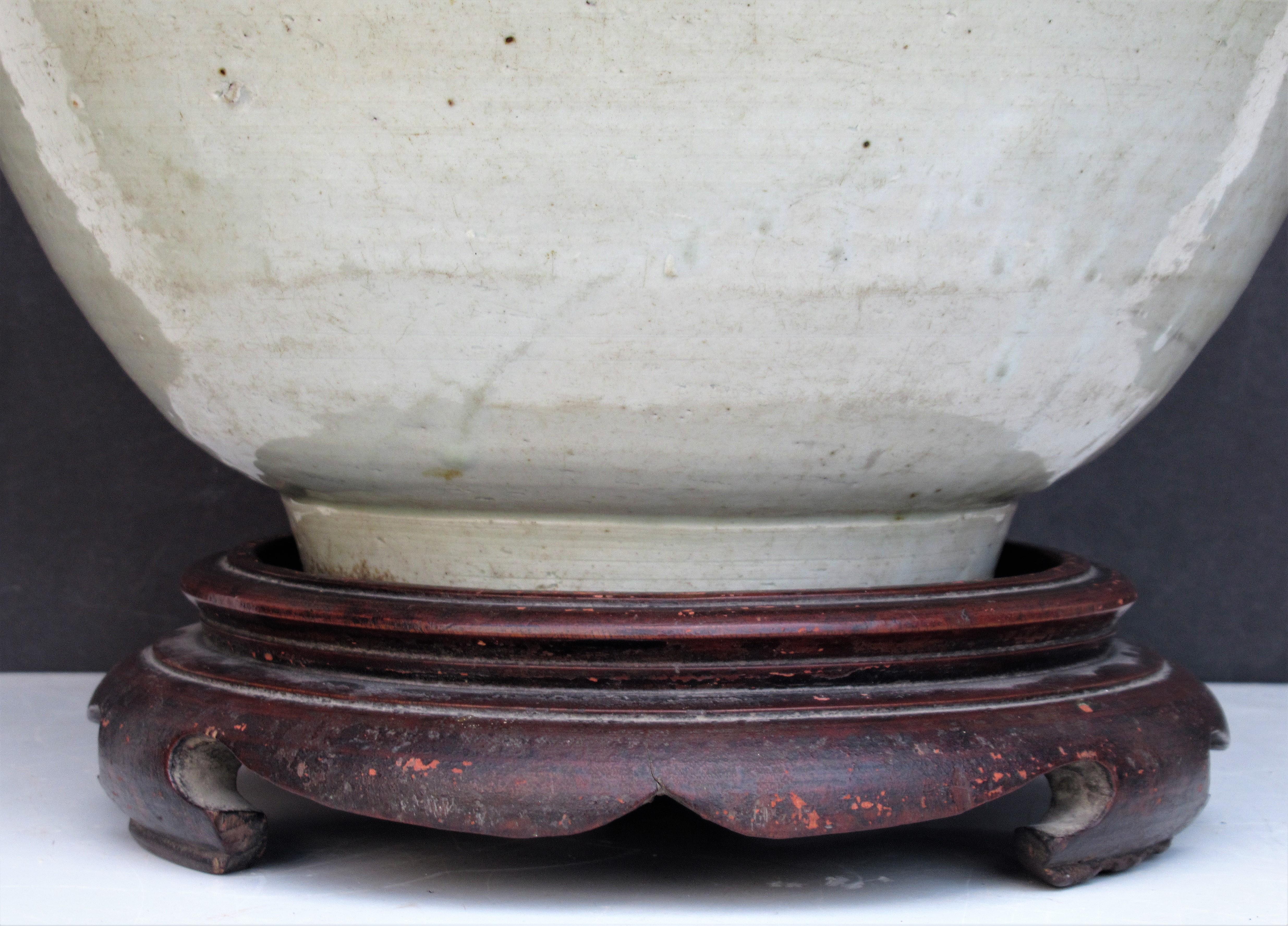 Große antike Ming-Dynastie-Schale mit Ständer (Geschnitzt)