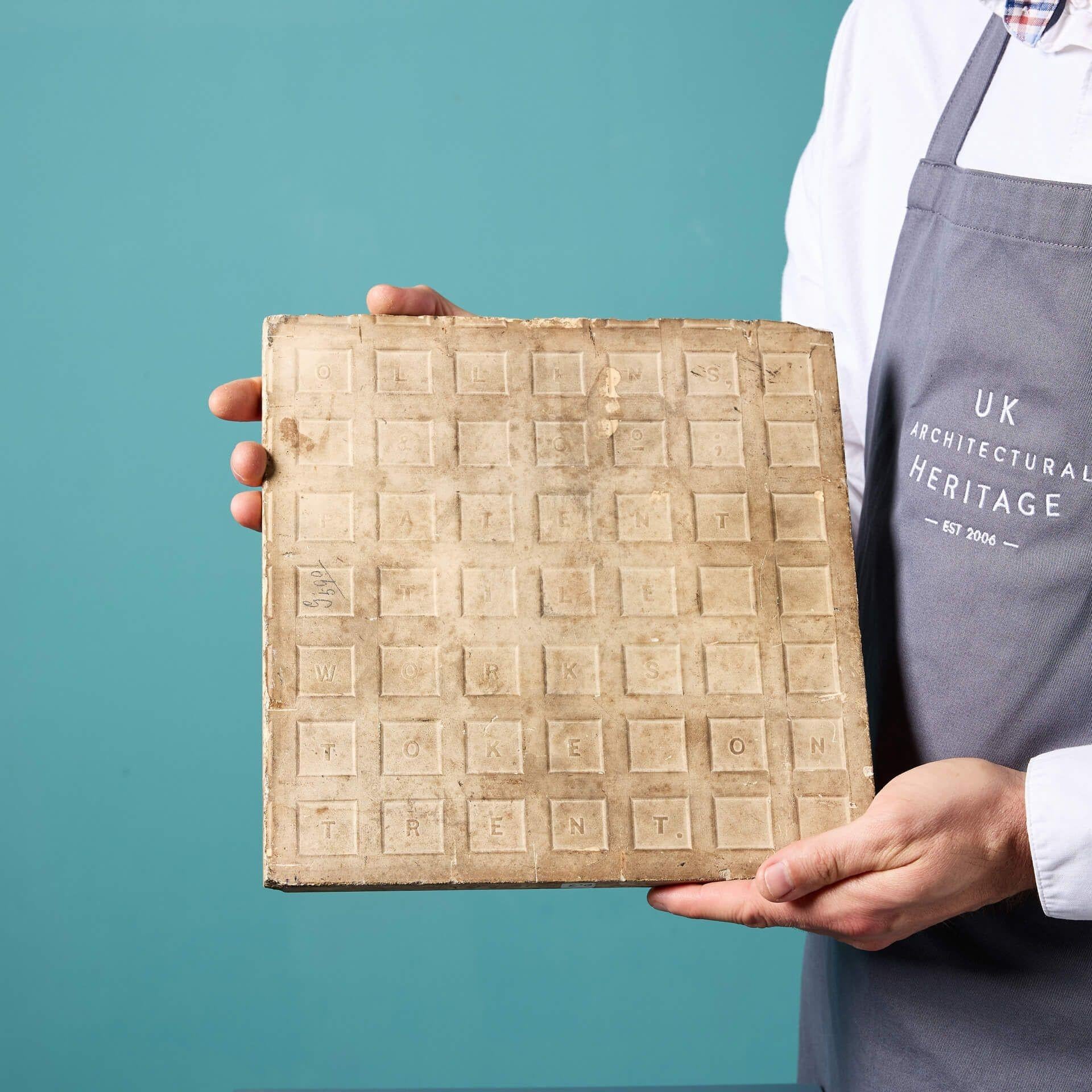 Anglais Grand carrelage ananas ancien de Minton Hollins & Co en vente