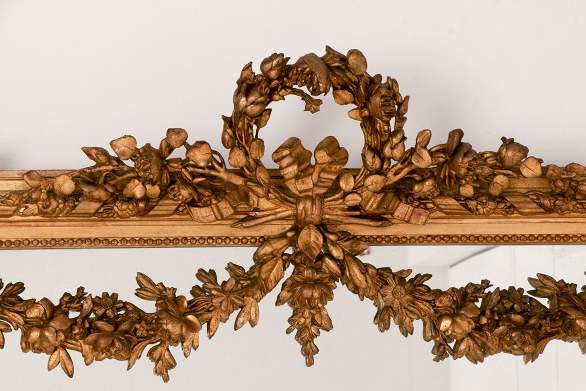 Großer antiker Spiegel mit Gesso-Kreuz, Girlanden und Schleifen, um 1880 (Vergoldetes Holz) im Angebot