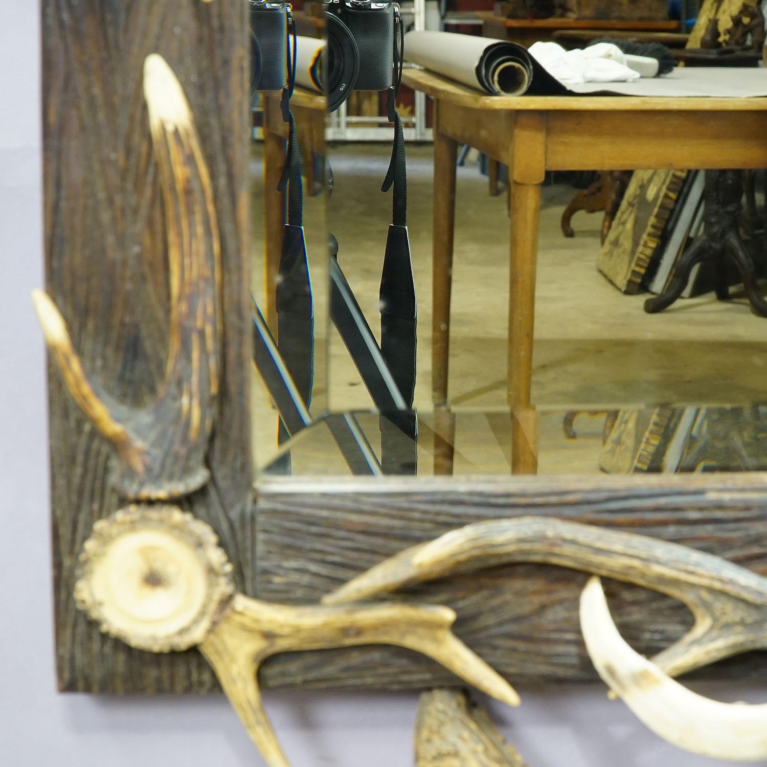 Large Antique Mirror with Rustic Antler Decorations In Good Condition For Sale In Berghuelen, DE
