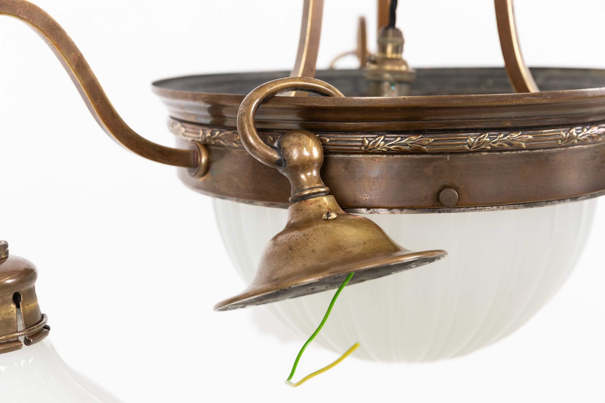 Großer antiker Mondstein-Opalglas-Kronleuchter, Anhänger, C.1915 im Zustand „Relativ gut“ im Angebot in London, GB