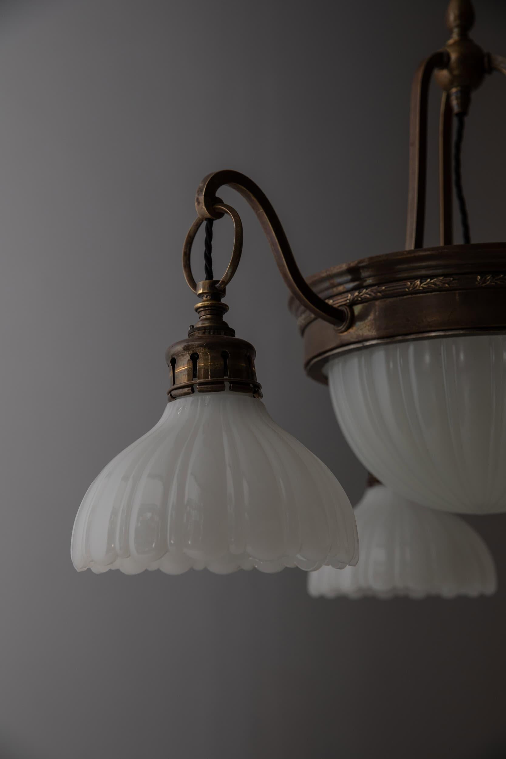 Großer antiker Mondstein-Opalglas-Kronleuchter, Anhänger, C.1915 (20. Jahrhundert) im Angebot