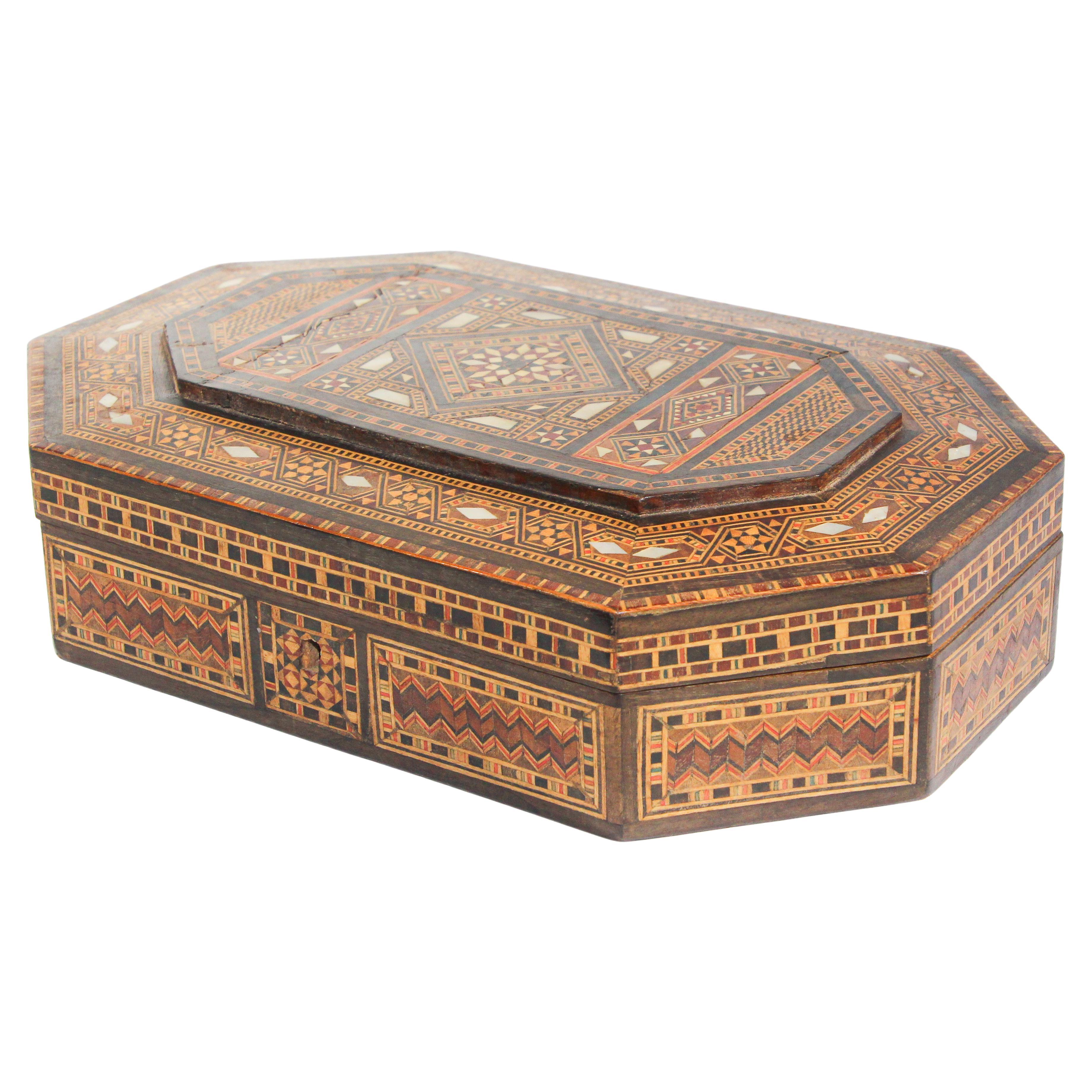 Grande boîte à bijoux antique mauresque en micro-mosaïque incrustée de forme hexagonale