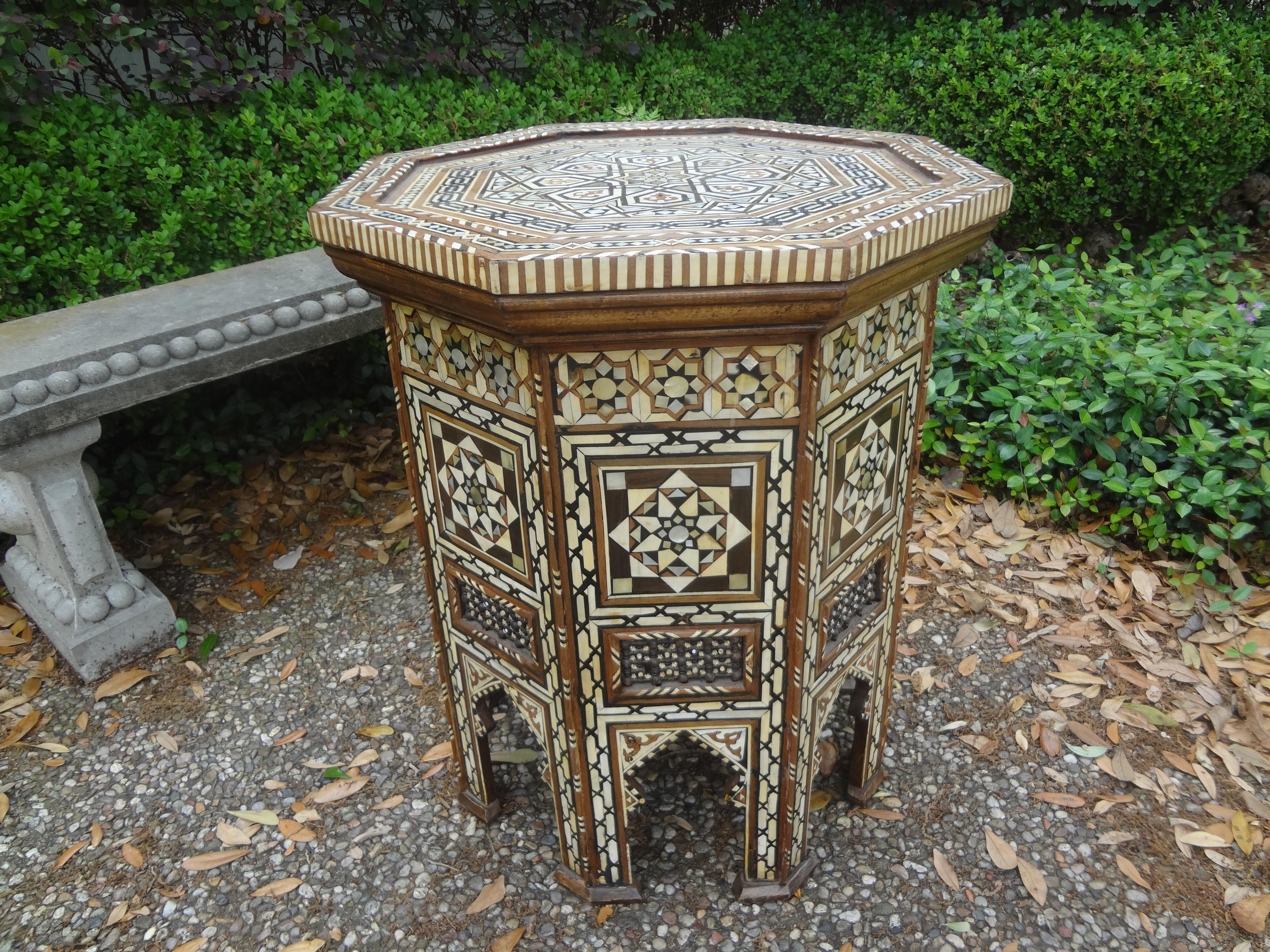 Großer antiker marokkanischer achteckiger Tisch mit Intarsien im arabischen Stil (Knochen) im Angebot