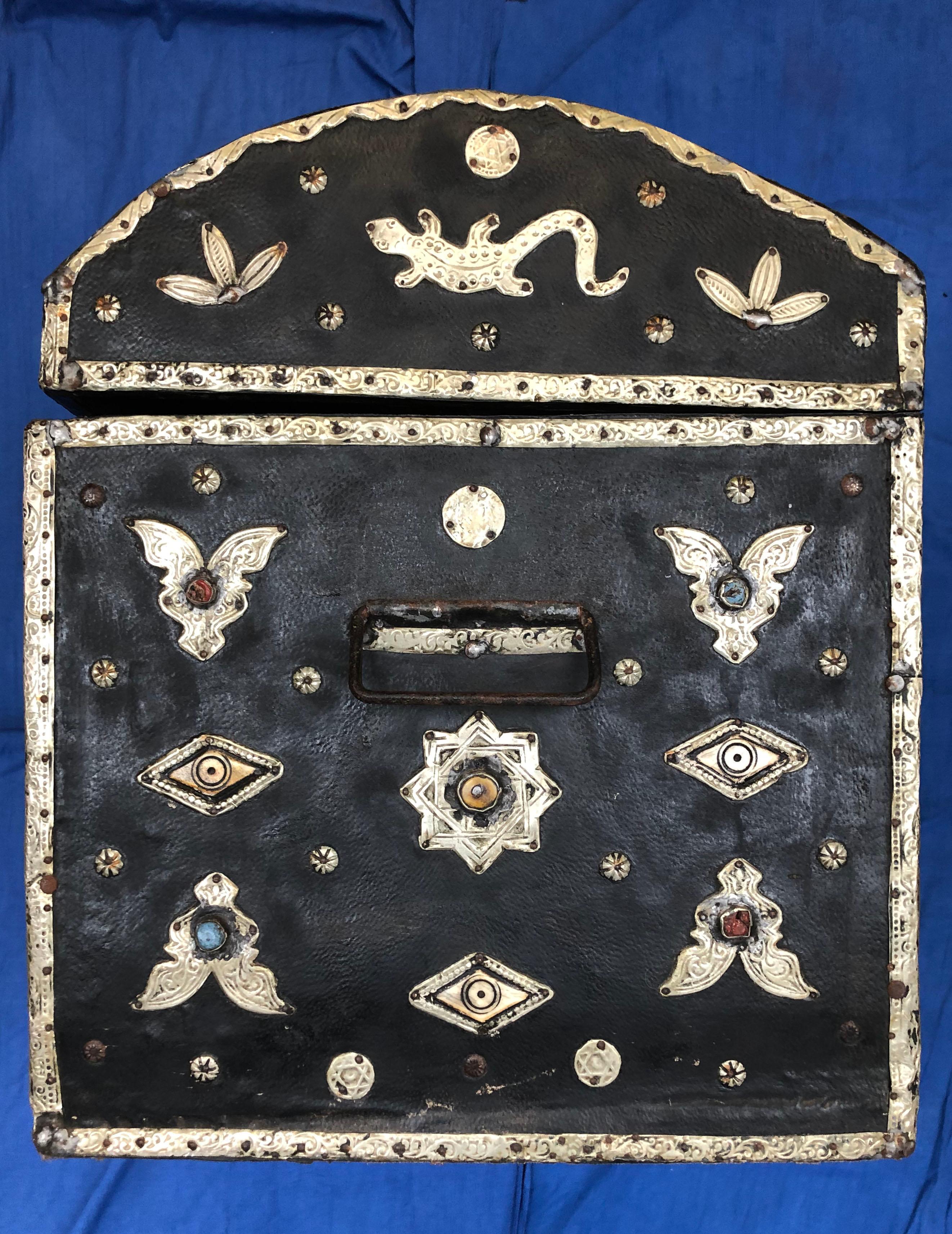 Early 1900s Moroccan Chest - Leather, Bone, Silver, Gems, Hamsa - Luxe Boho Chic (Stammeskunst) im Angebot