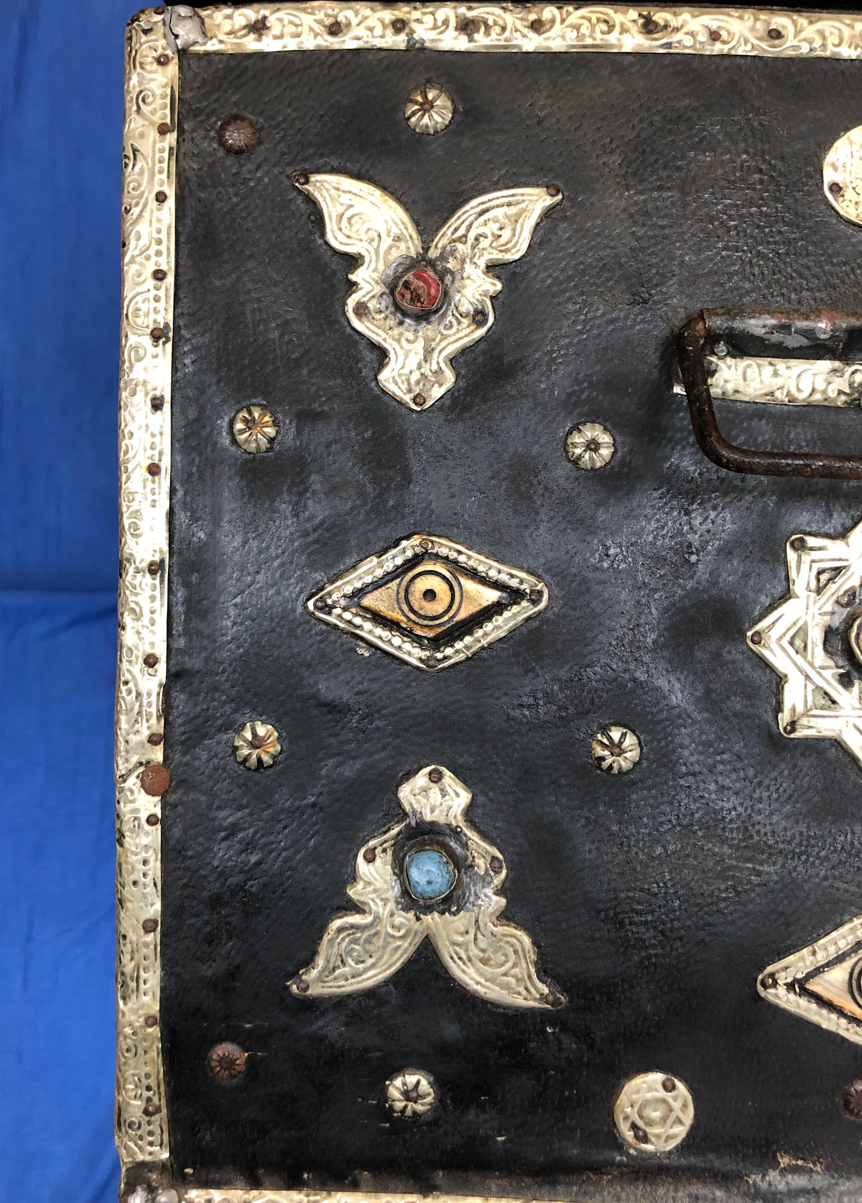 Early 1900s Moroccan Chest - Leather, Bone, Silver, Gems, Hamsa - Luxe Boho Chic im Angebot 3