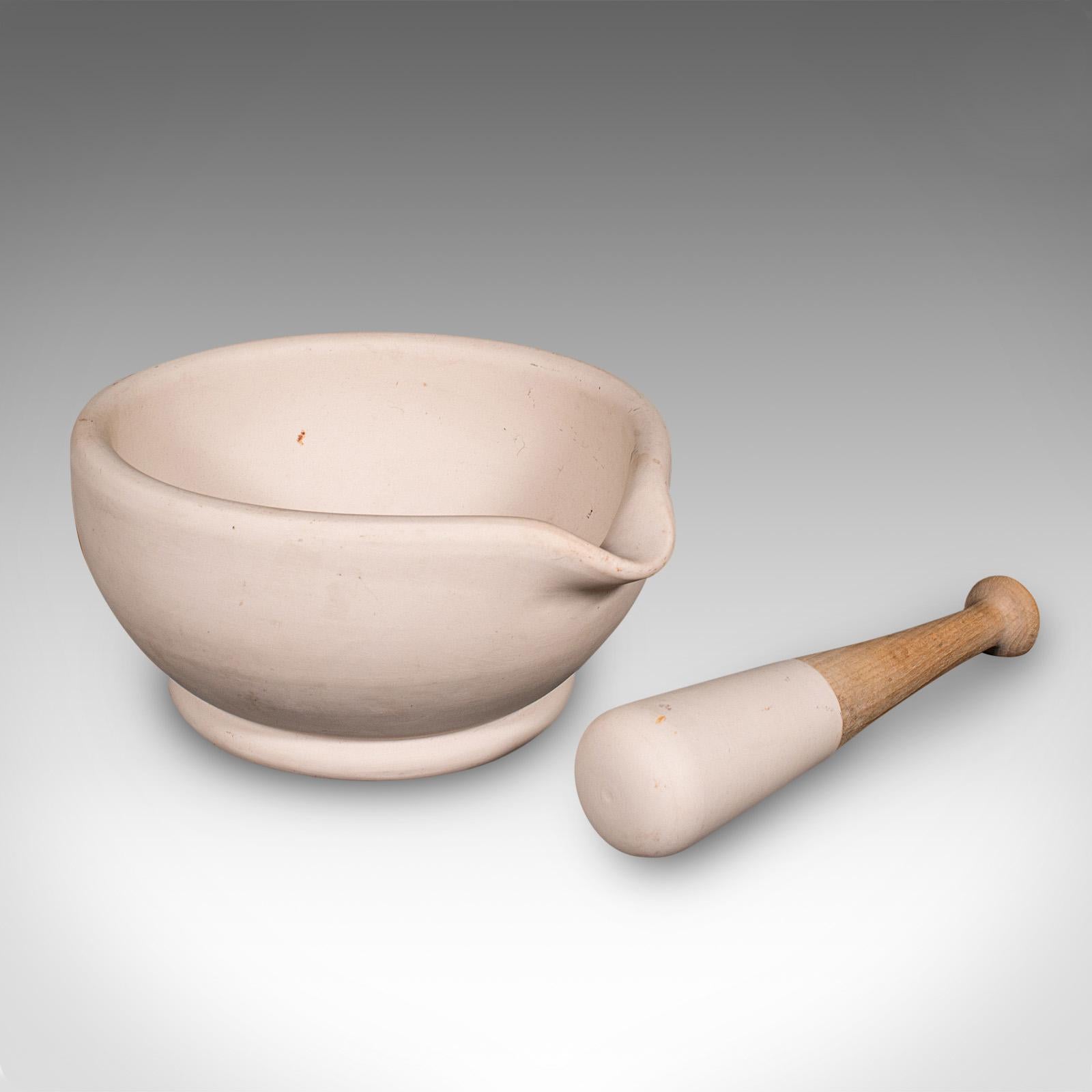 Il s'agit d'un grand mortier et pilon ancien. Ensemble de broyeurs d'apothicaire ou de cuisine de campagne anglais en céramique et en hêtre, datant de la période édouardienne, vers 1910.

Substantiel ensemble mortier et pilon de style édouardien,