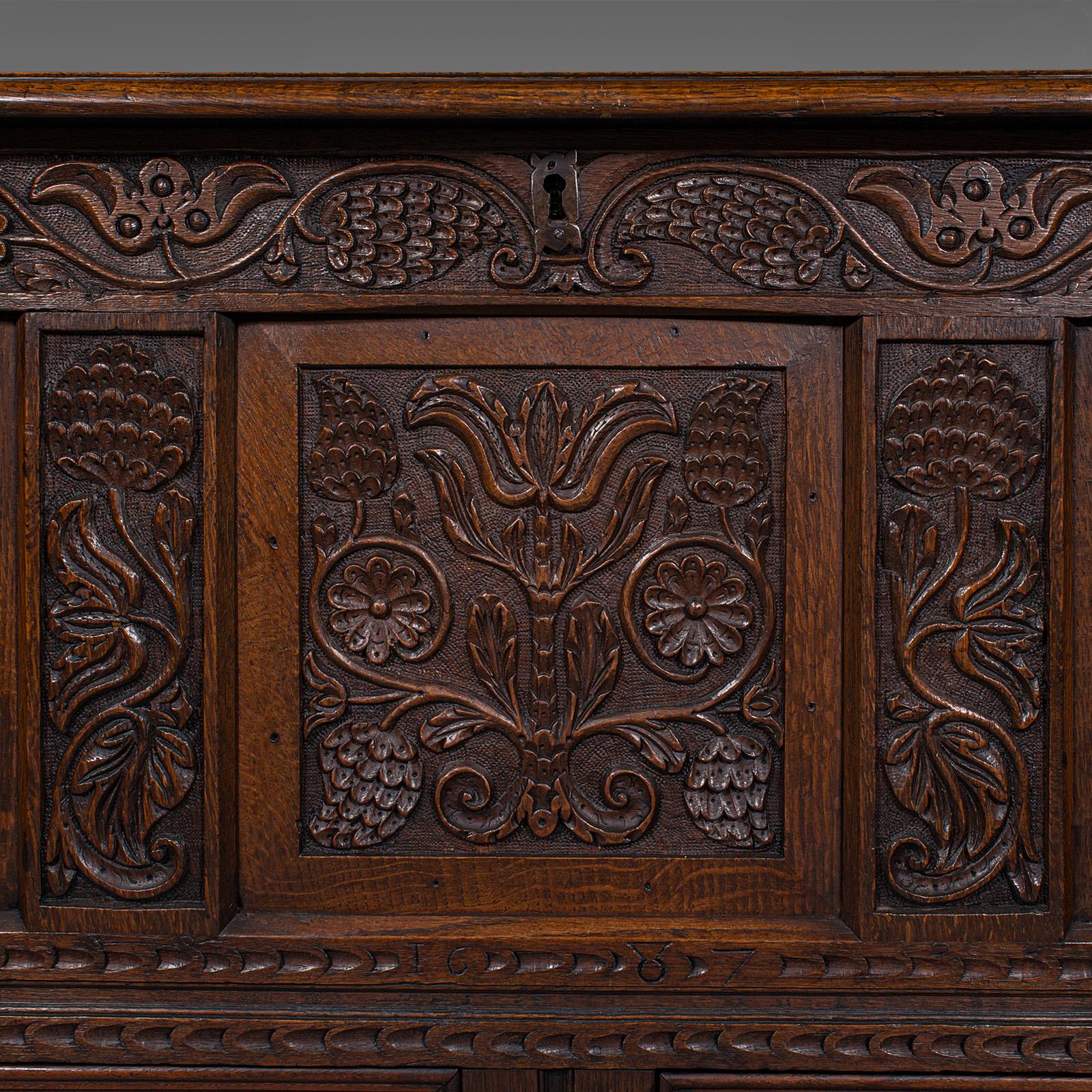Grande commode ancienne anglaise, en chêne sculpté,offer William III, vers 1700 en vente 4