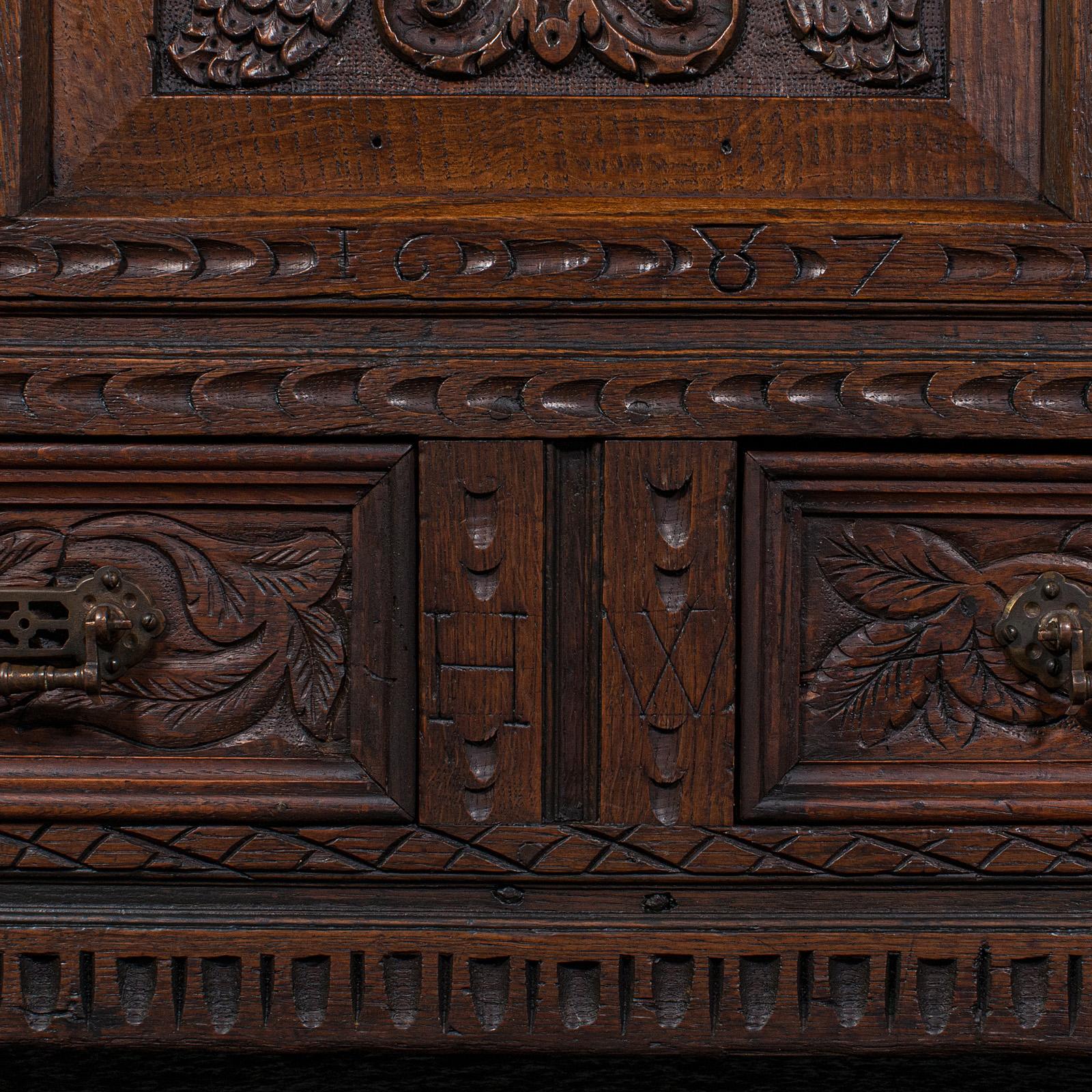 Grande commode ancienne anglaise, en chêne sculpté,offer William III, vers 1700 en vente 5