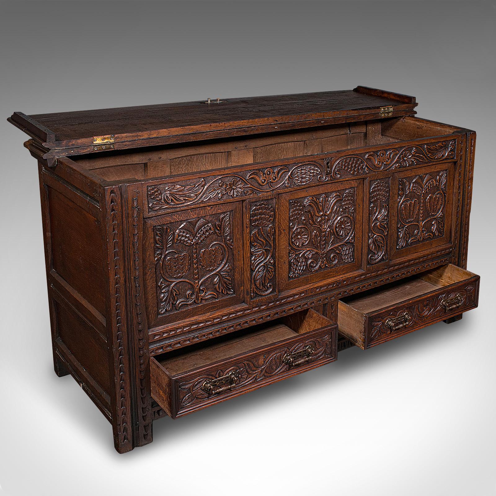 
Il s'agit d'un grand coffre à mules ancien. Coffre anglais en chêne sculpté, datant de la fin du XVIIe siècle, vers 1700.

Superbe coffre, d'une facture William III remarquable et aux proportions généreuses.
Présente une patine d'usage désirable et