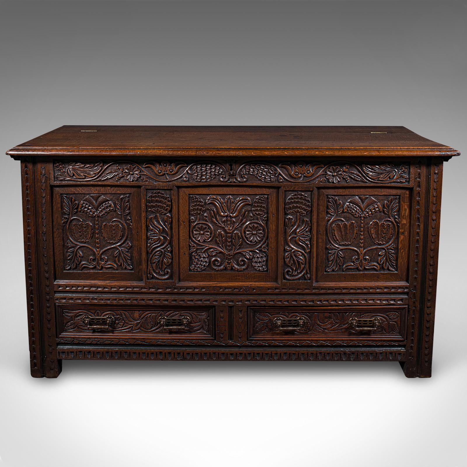 William and Mary Grande commode ancienne anglaise, en chêne sculpté,offer William III, vers 1700 en vente