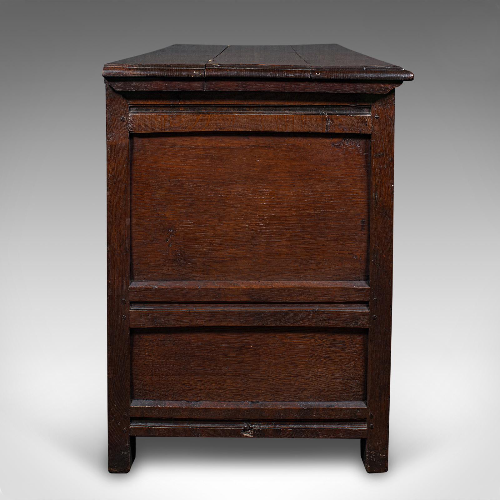 Britannique Grande commode ancienne anglaise, en chêne sculpté,offer William III, vers 1700 en vente