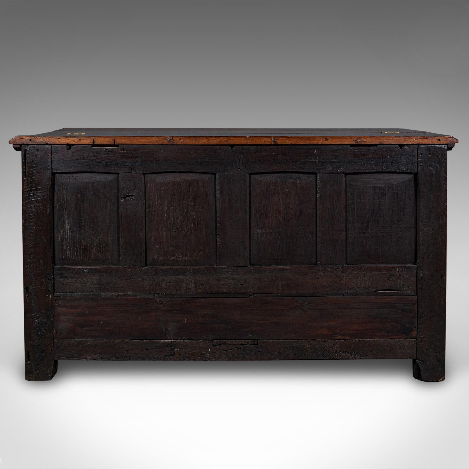 Grande commode ancienne anglaise, en chêne sculpté,offer William III, vers 1700 Bon état - En vente à Hele, Devon, GB
