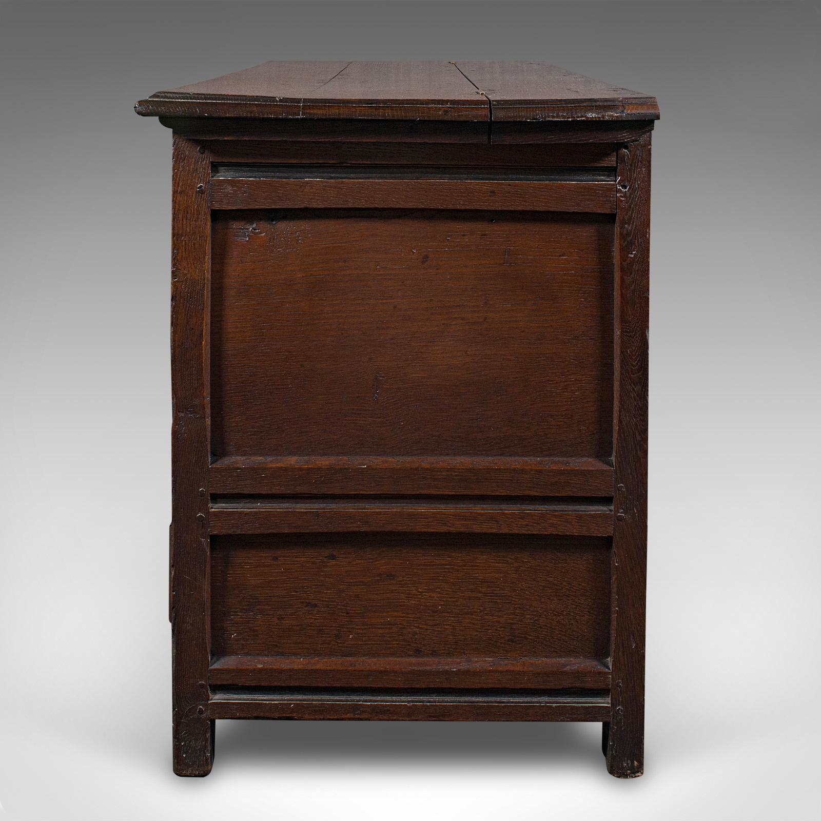 XVIIIe siècle Grande commode ancienne anglaise, en chêne sculpté,offer William III, vers 1700 en vente