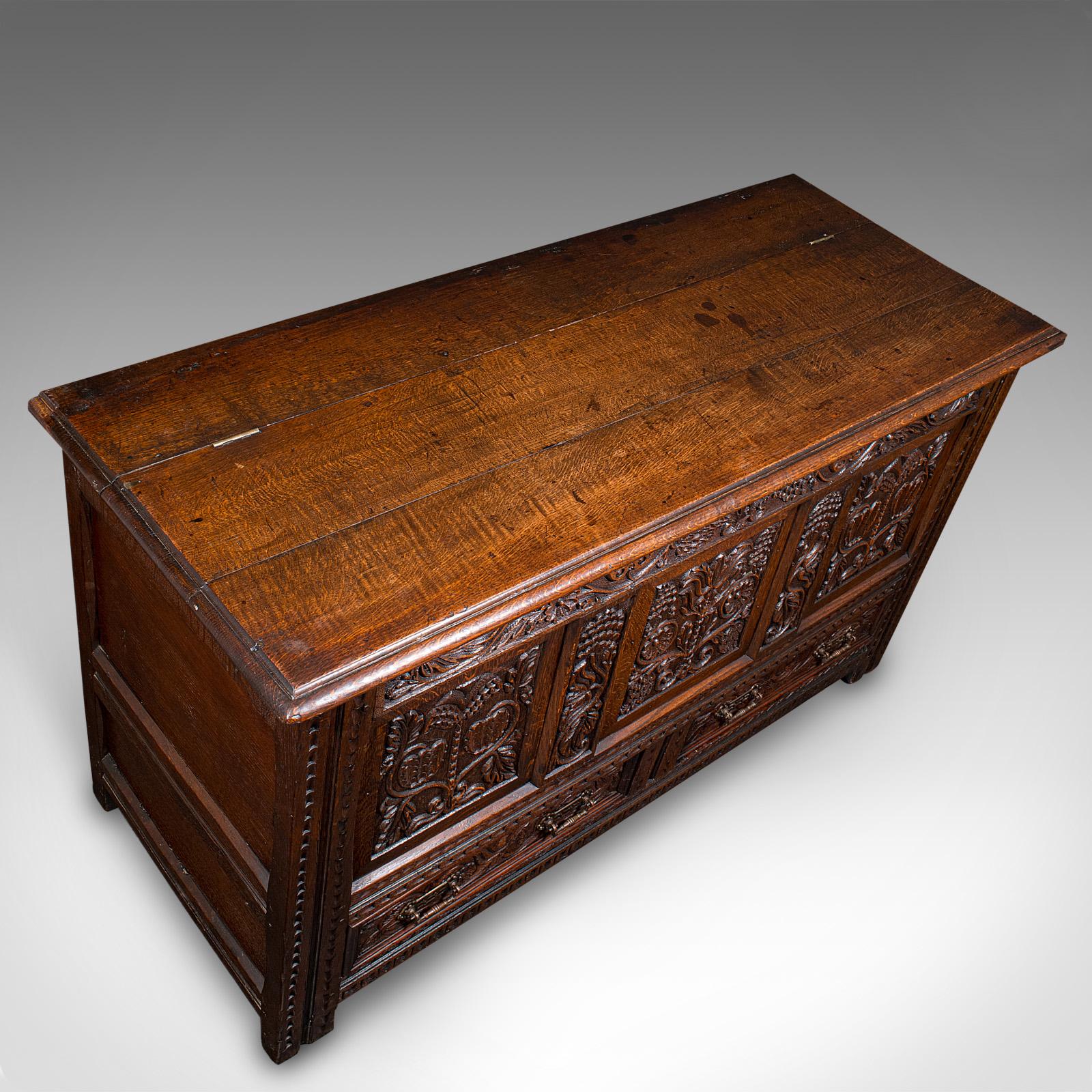 Chêne Grande commode ancienne anglaise, en chêne sculpté,offer William III, vers 1700 en vente