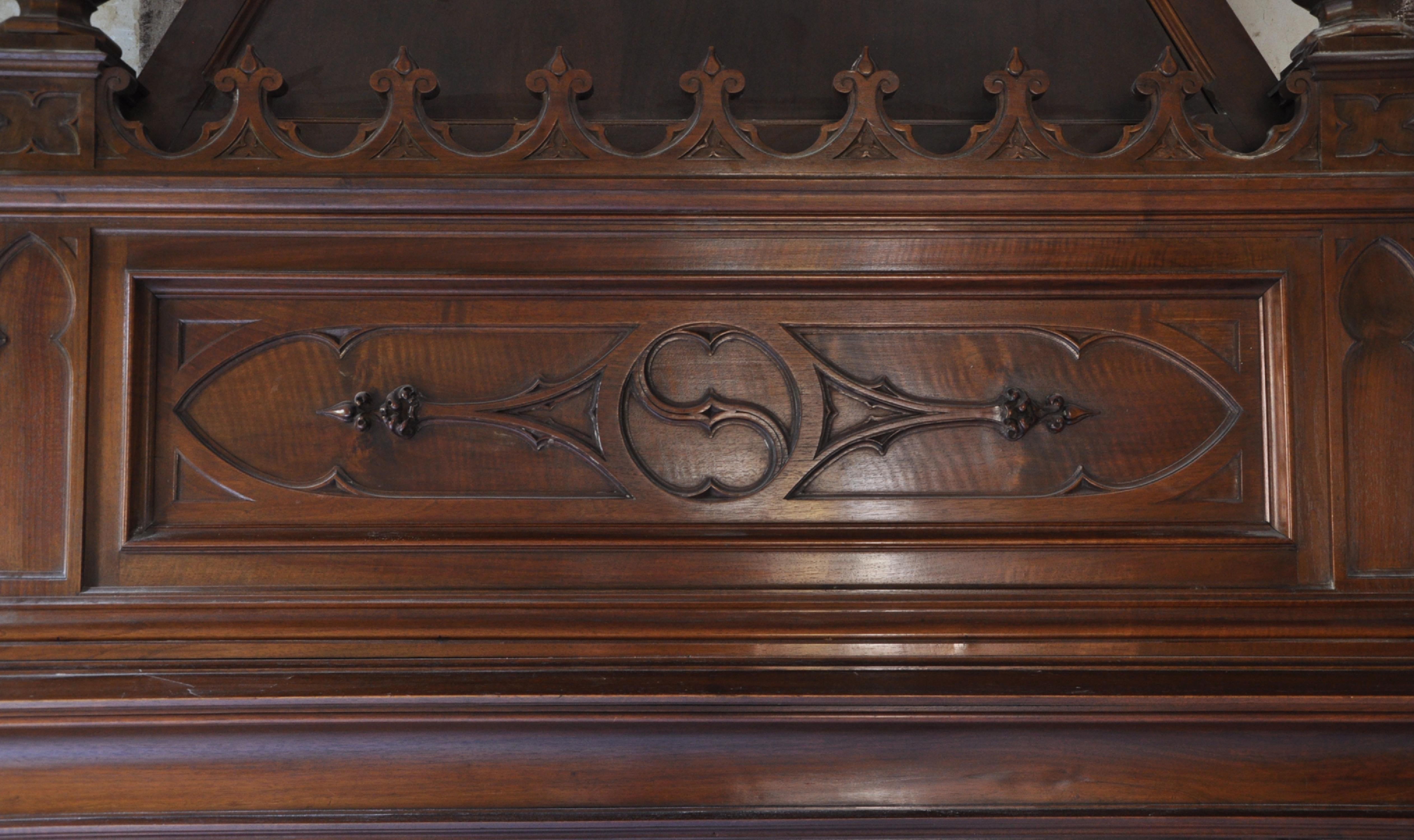 Large Antique Neo-Gothic Style Fireplace Made Out of Walnut Wood In Good Condition For Sale In SAINT-OUEN-SUR-SEINE, FR