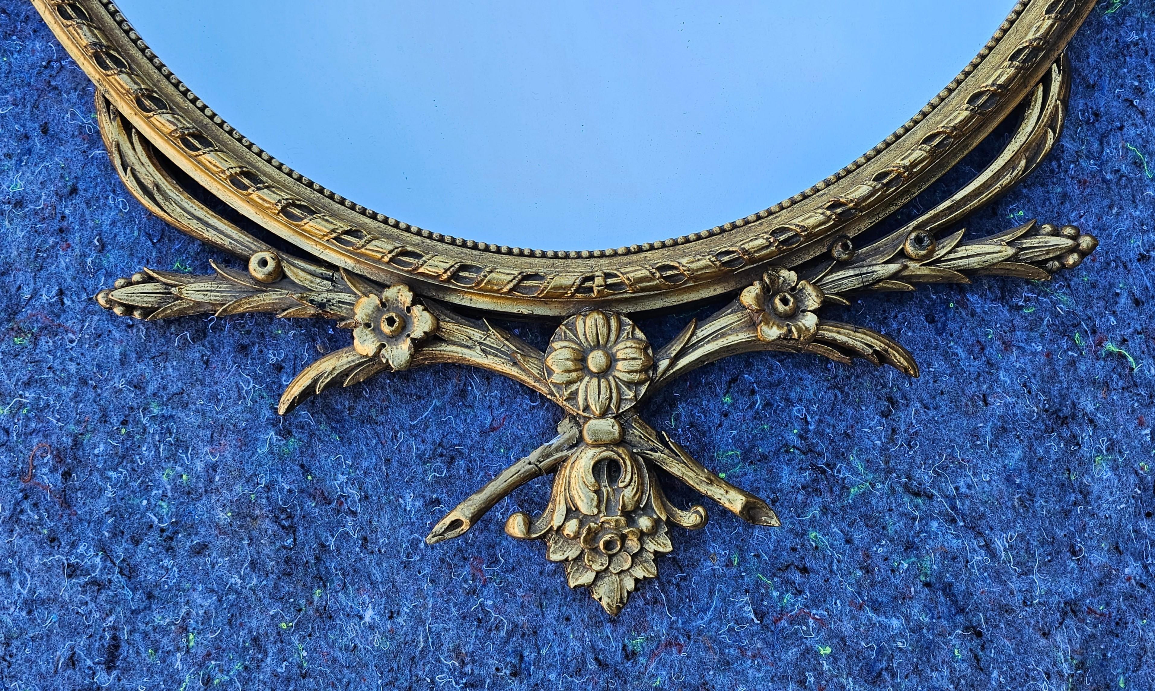Grand miroir mural néoclassique ancien de style Adam en bois doré sculpté en vente 1