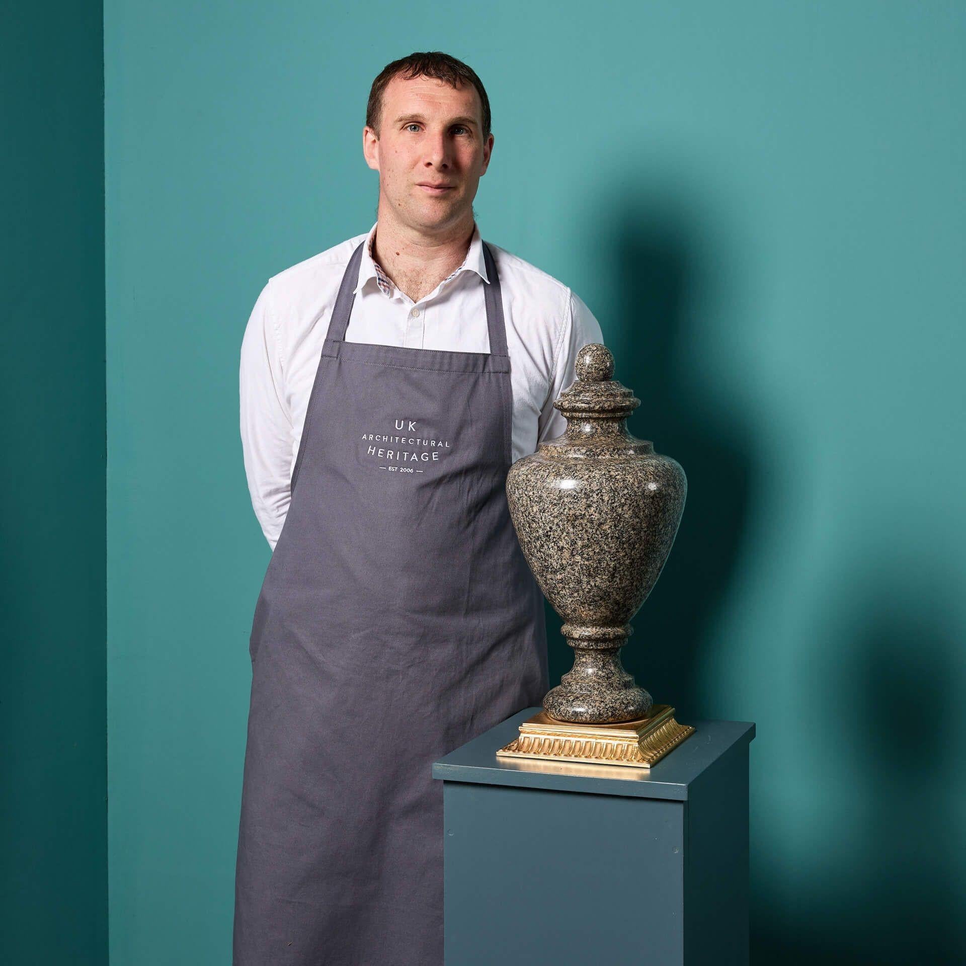 Un grande terminale neoclassico in granito scozzese. Posizionato su una base quadrata in bronzo dorato, questo elegante finial in granito tornito è un pezzo spettacolare da esporre sia in interni d'epoca che in stile contemporaneo.

Il granito