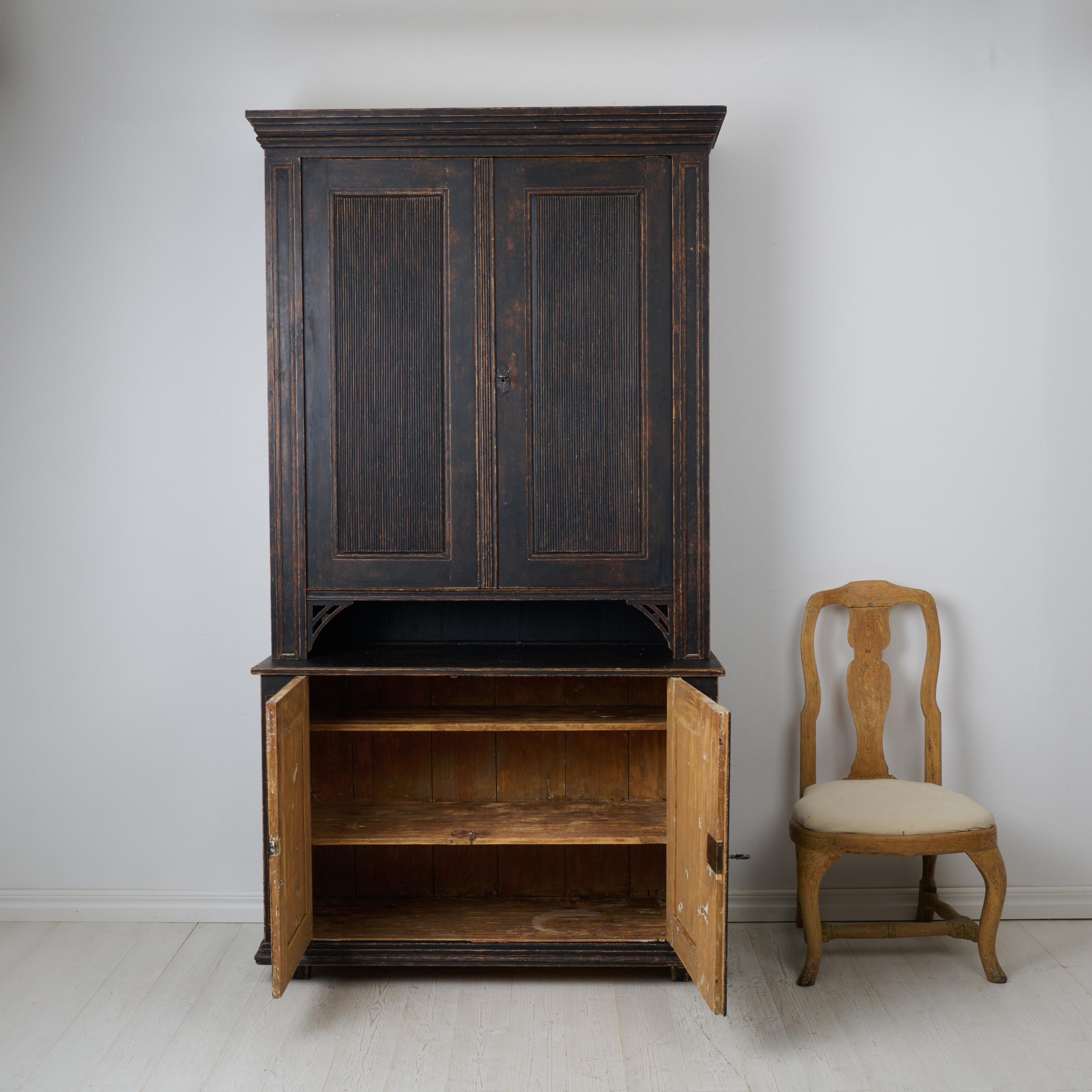 Large Antique Northern Swedish Gustavian Period Rustic Black Cabinet in Pine In Good Condition For Sale In Kramfors, SE