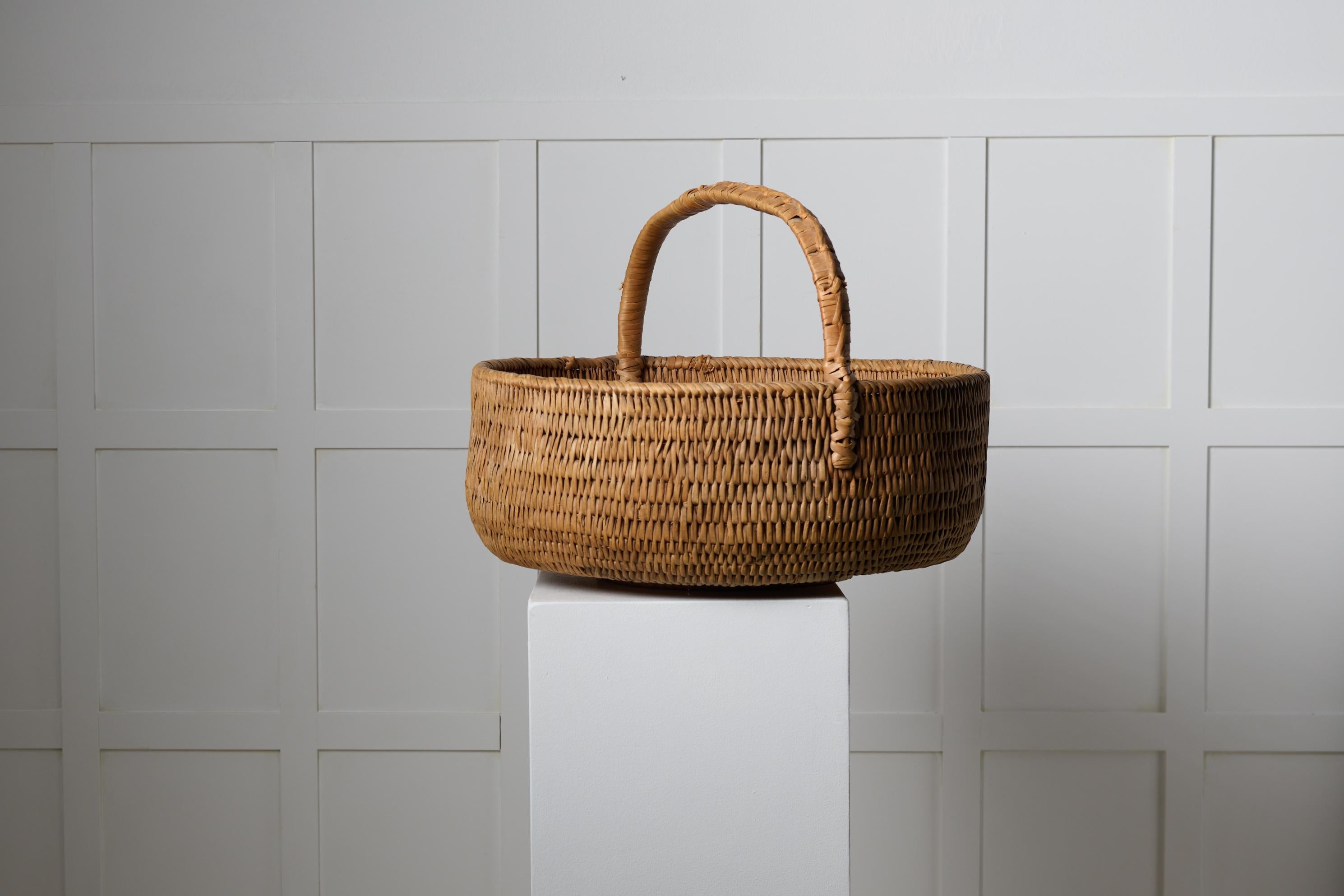 Grand panier à racines antique du nord de la Suède. Le panier est tressé avec des racines de bouleau vers les années 1880 et est d'une taille inhabituelle. Bon état vintage avec quelques marques mineures et traces d'utilisation. La hauteur avec et