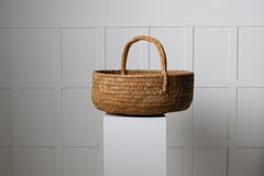 Großer antiker nordschwedischer geflochtener Birkenwurzel-Deko-Korb mit Henkel