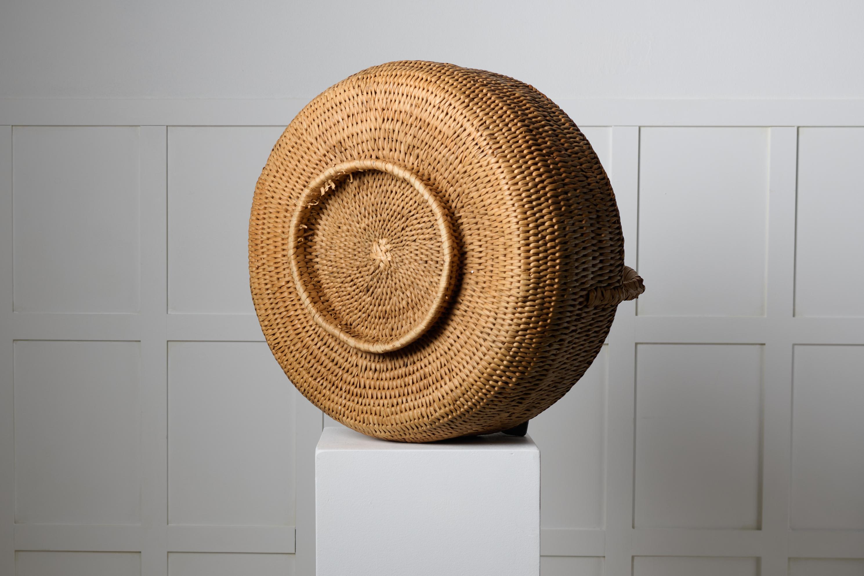 Tissé à la main Grand panier décoratif ancien en racine de bouleau tressée de Suède du Nord avec poignée en vente