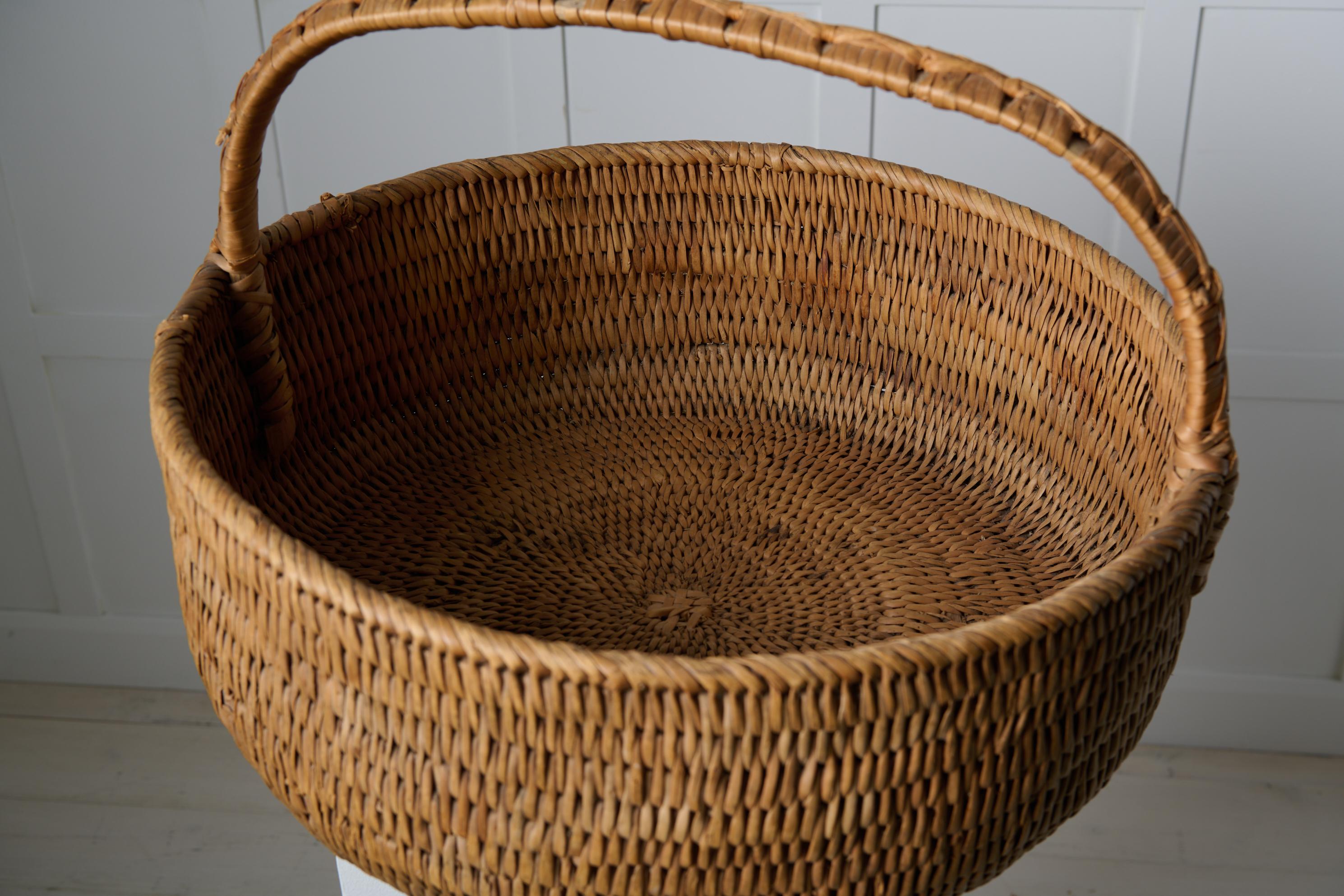 Grand panier décoratif ancien en racine de bouleau tressée de Suède du Nord avec poignée Bon état - En vente à Kramfors, SE
