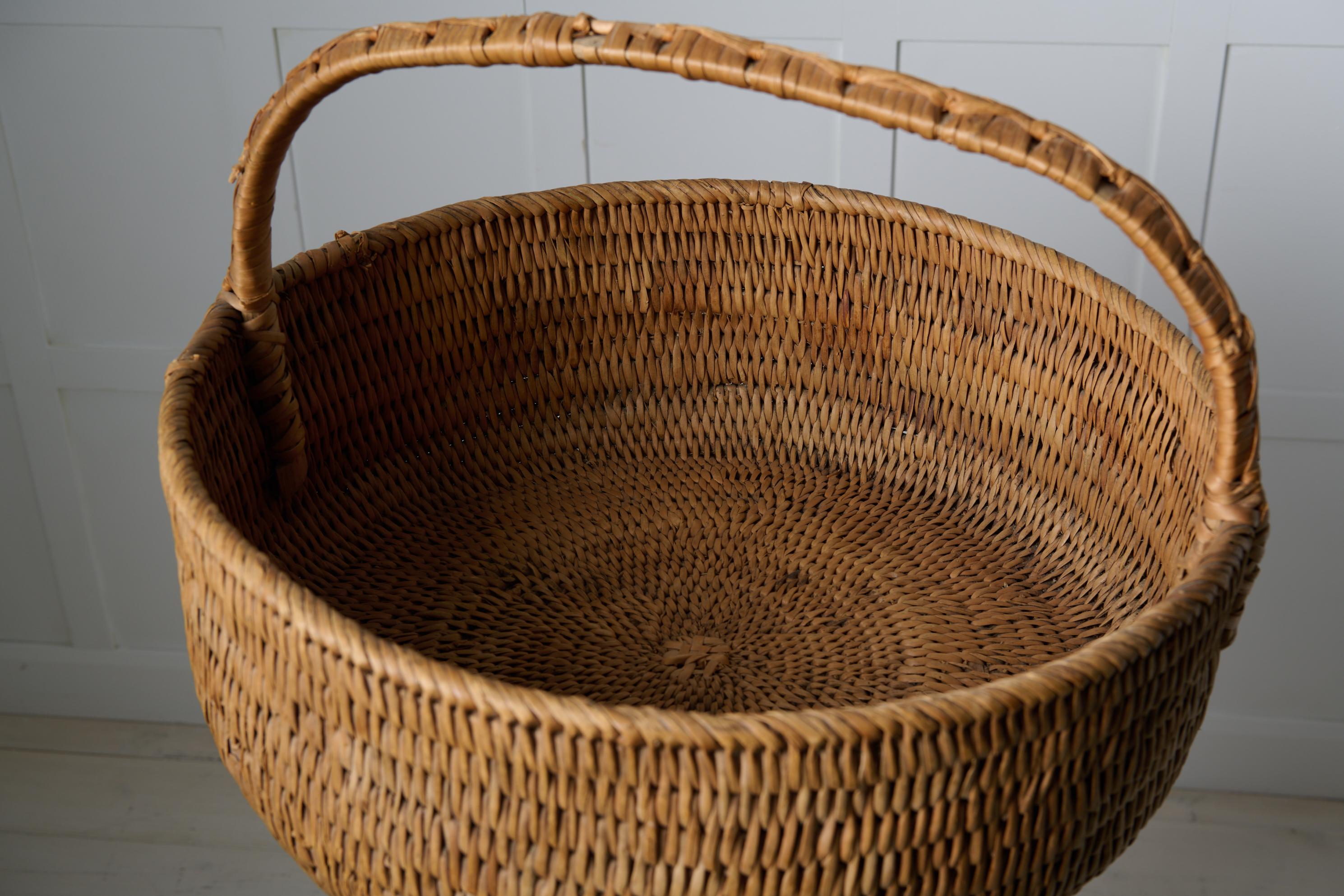 XIXe siècle Grand panier décoratif ancien en racine de bouleau tressée de Suède du Nord avec poignée en vente
