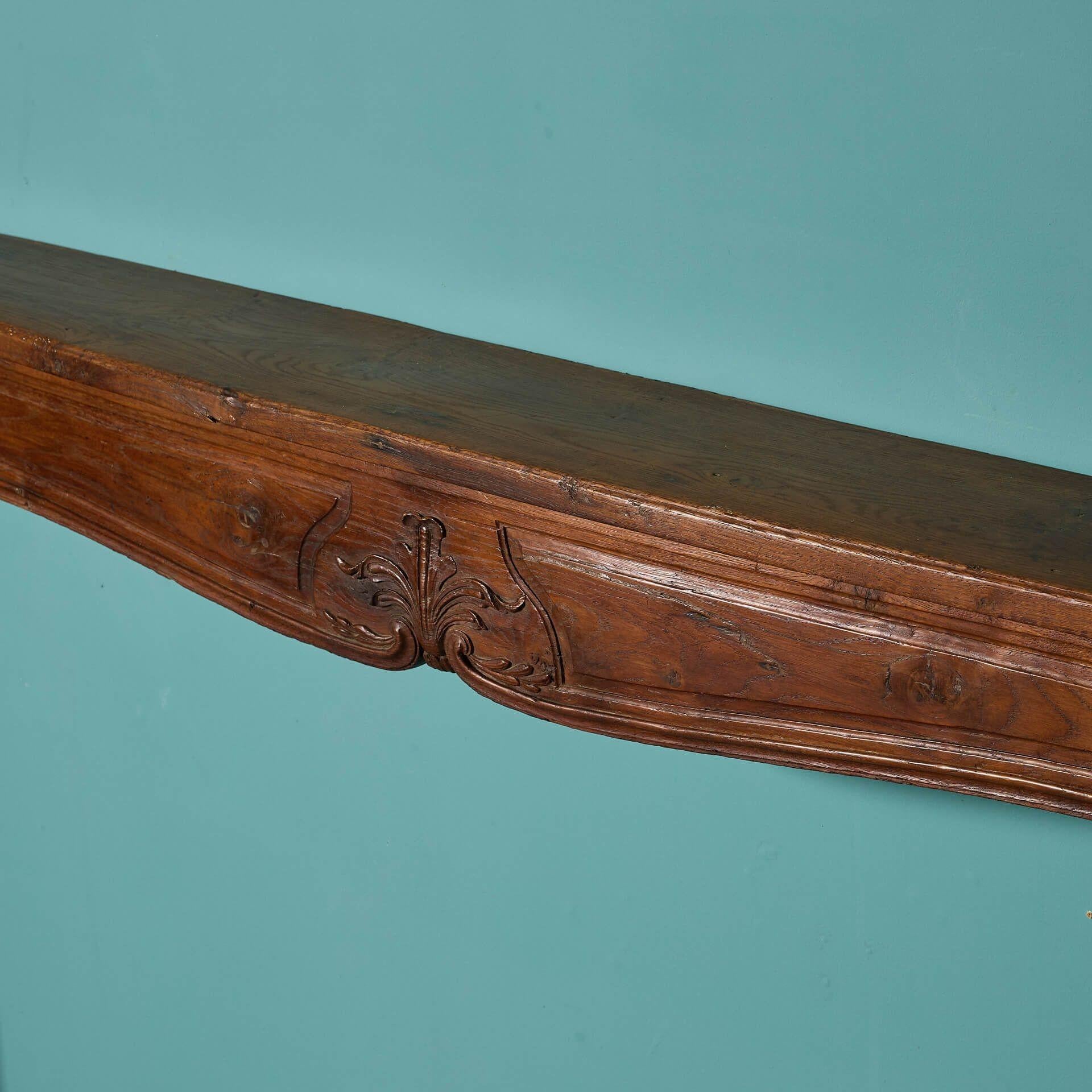 Legno Grande camino antico in Oak in stile Luigi XV in vendita