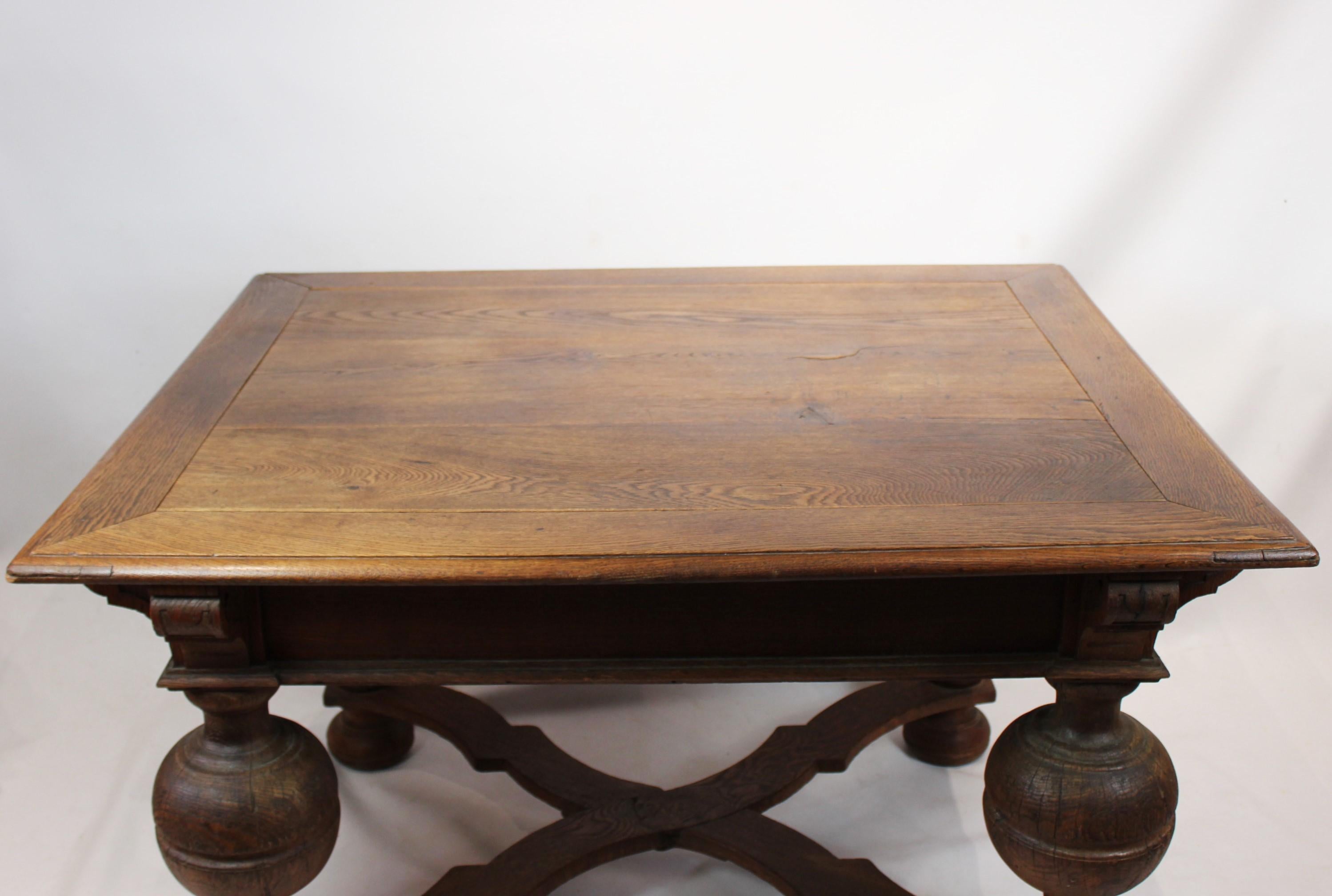 Large antique oak table from the 1860s suitable as dinner table or desk. The table is in great antique condition.