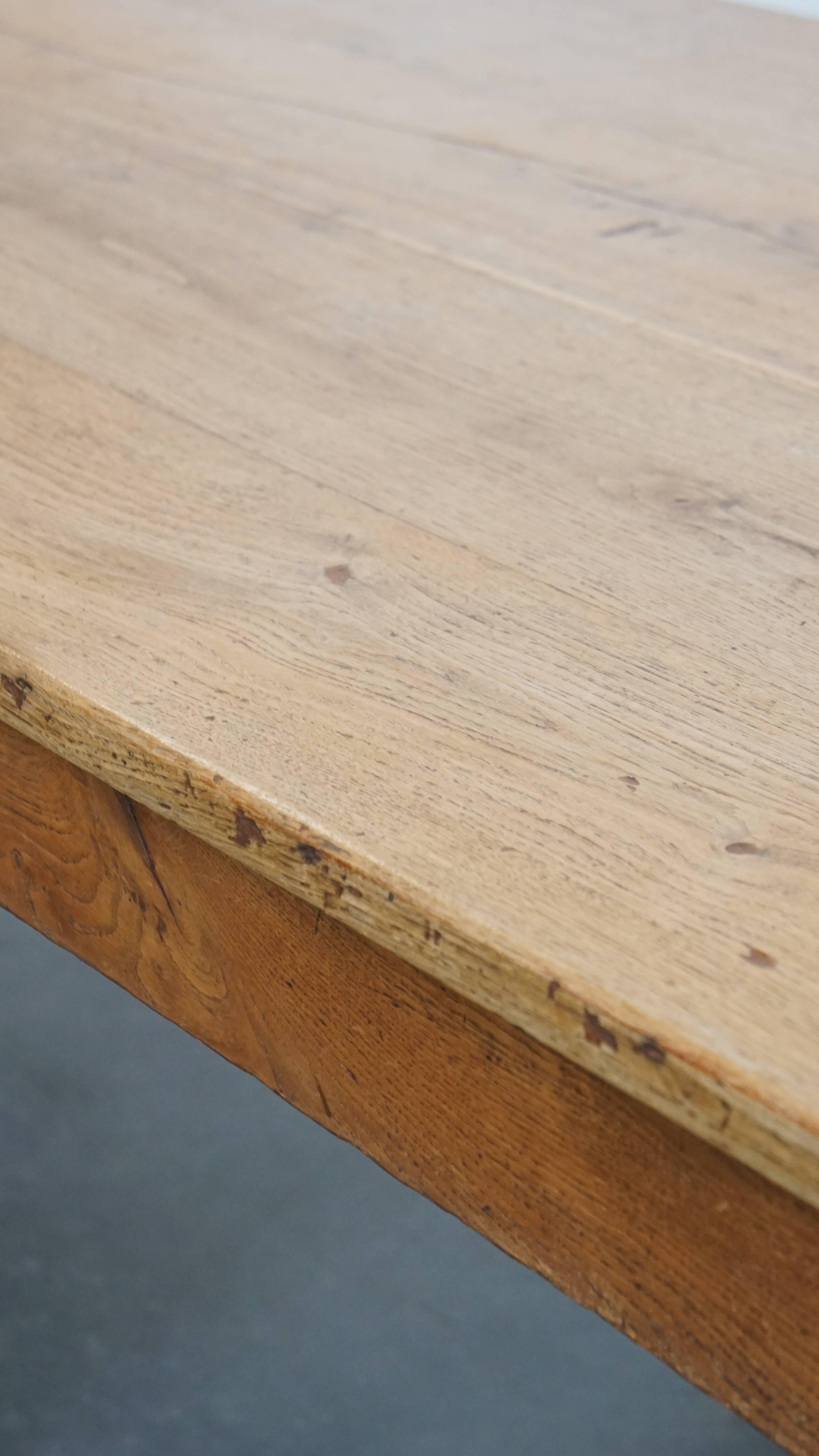 Grande table de salle à manger XXL en chêne ancien pour 8 à 10 personnes du début du 19e siècle en vente 12