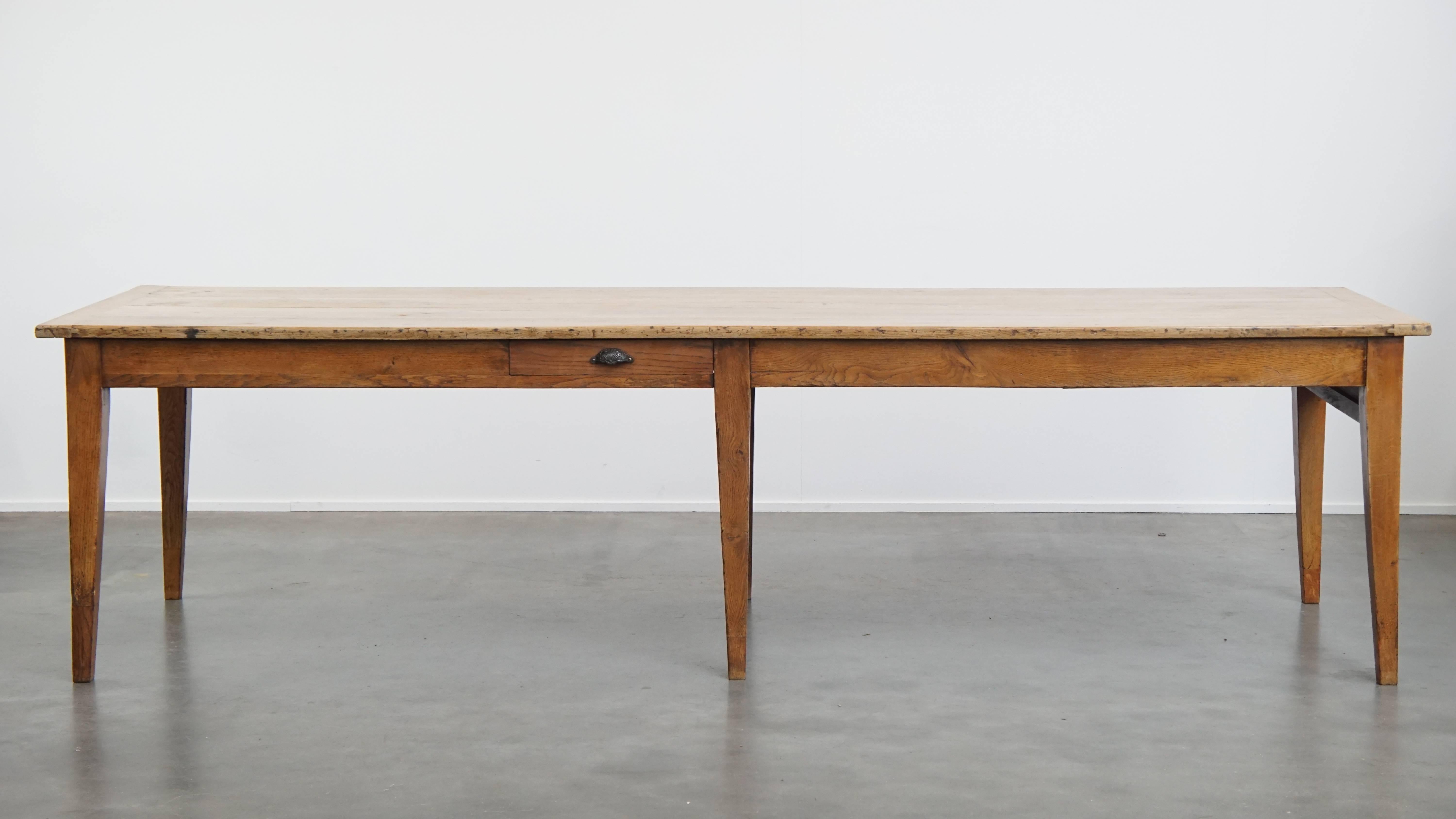 Nous vous proposons cette très grande table de salle à manger / table de conférence XXL en chêne pour 8 à 10 personnes, datant du début du 19ème siècle.

Cette belle et généreuse table de salle à manger antique du début du XIXe siècle est fabriquée