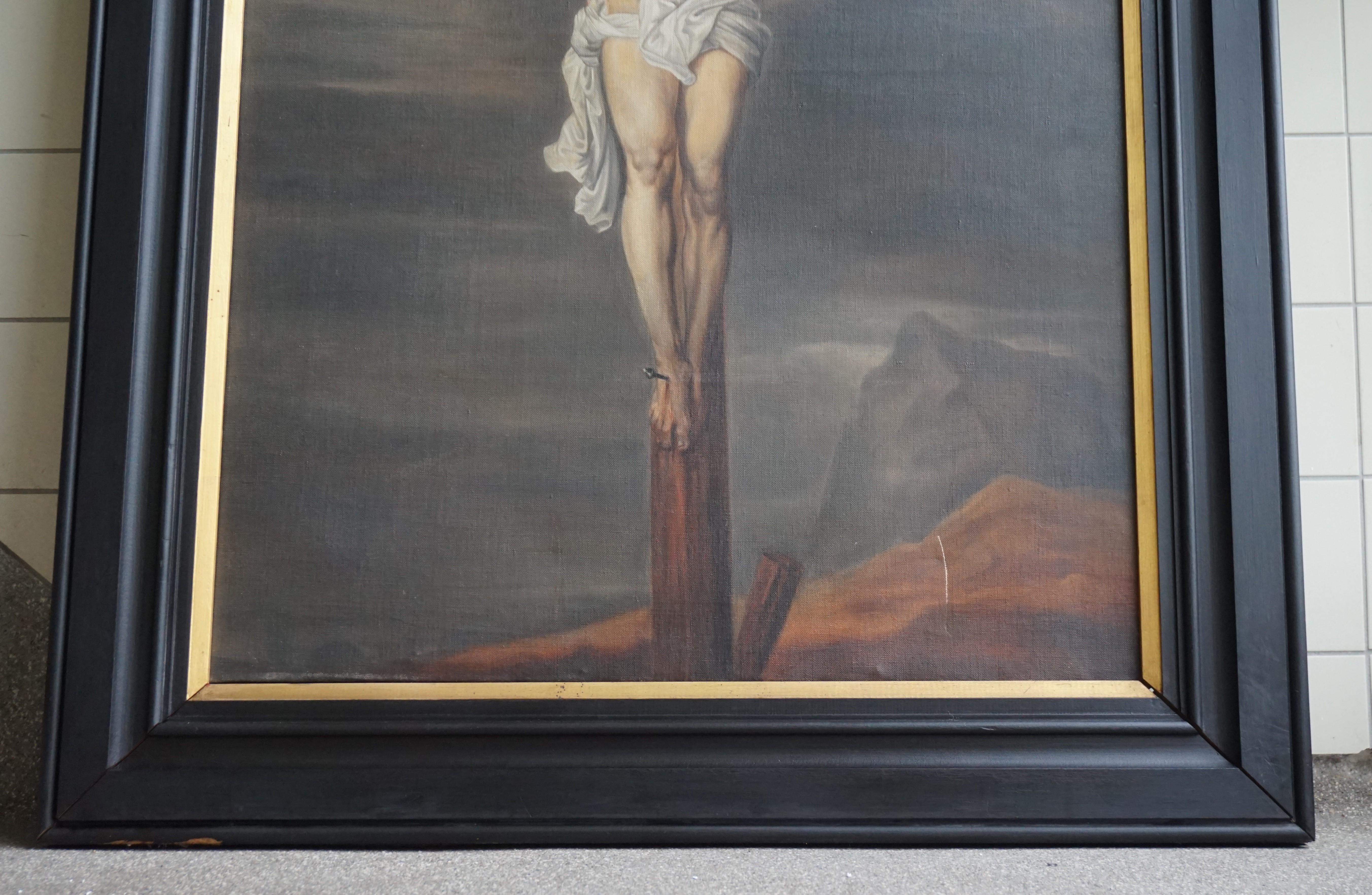 20ième siècle Grande peinture ancienne à l'huile sur toile représentant le Christ en croix dans un cadre ébénisé