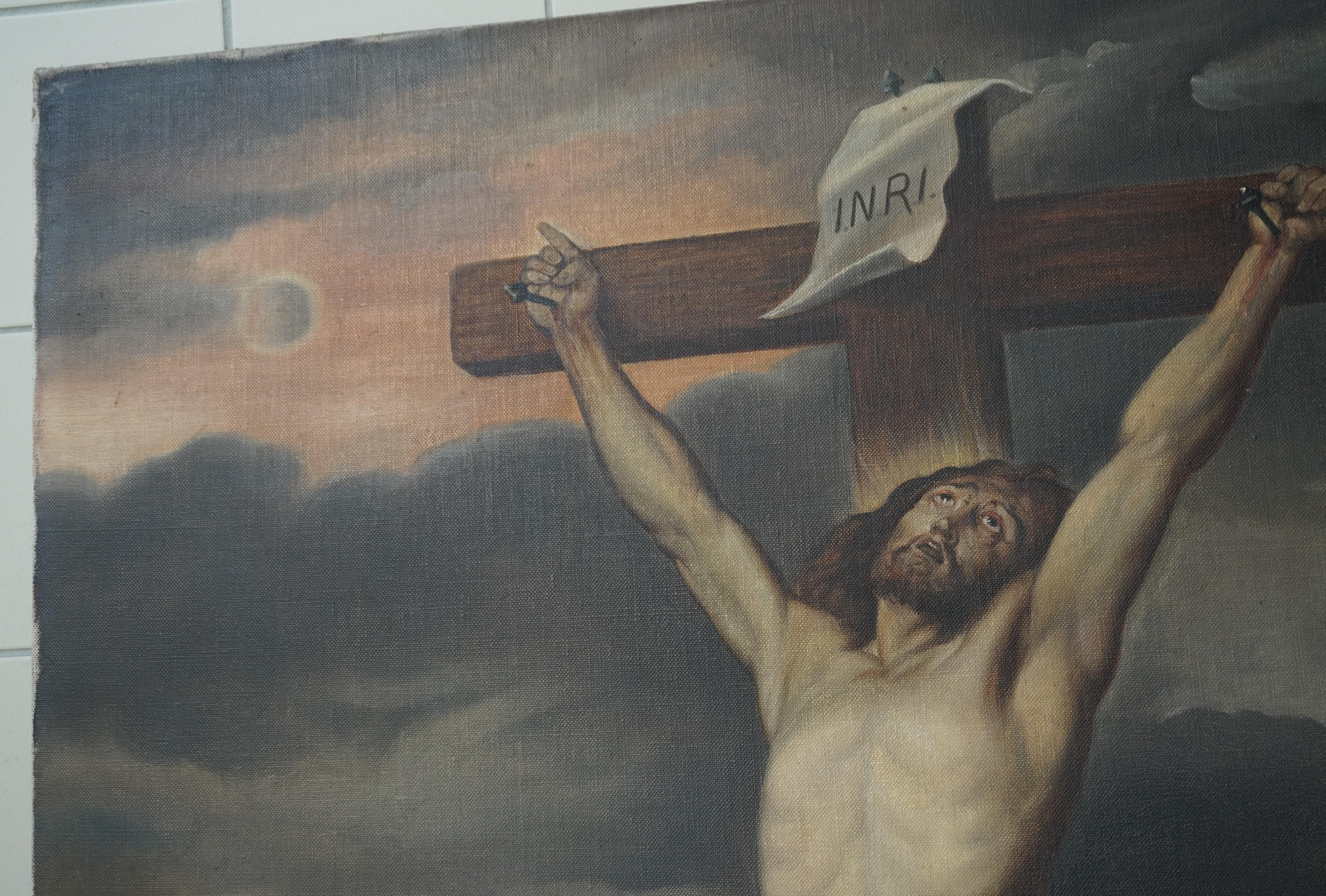 Grande peinture ancienne à l'huile sur toile représentant le Christ en croix dans un cadre ébénisé en vente 4