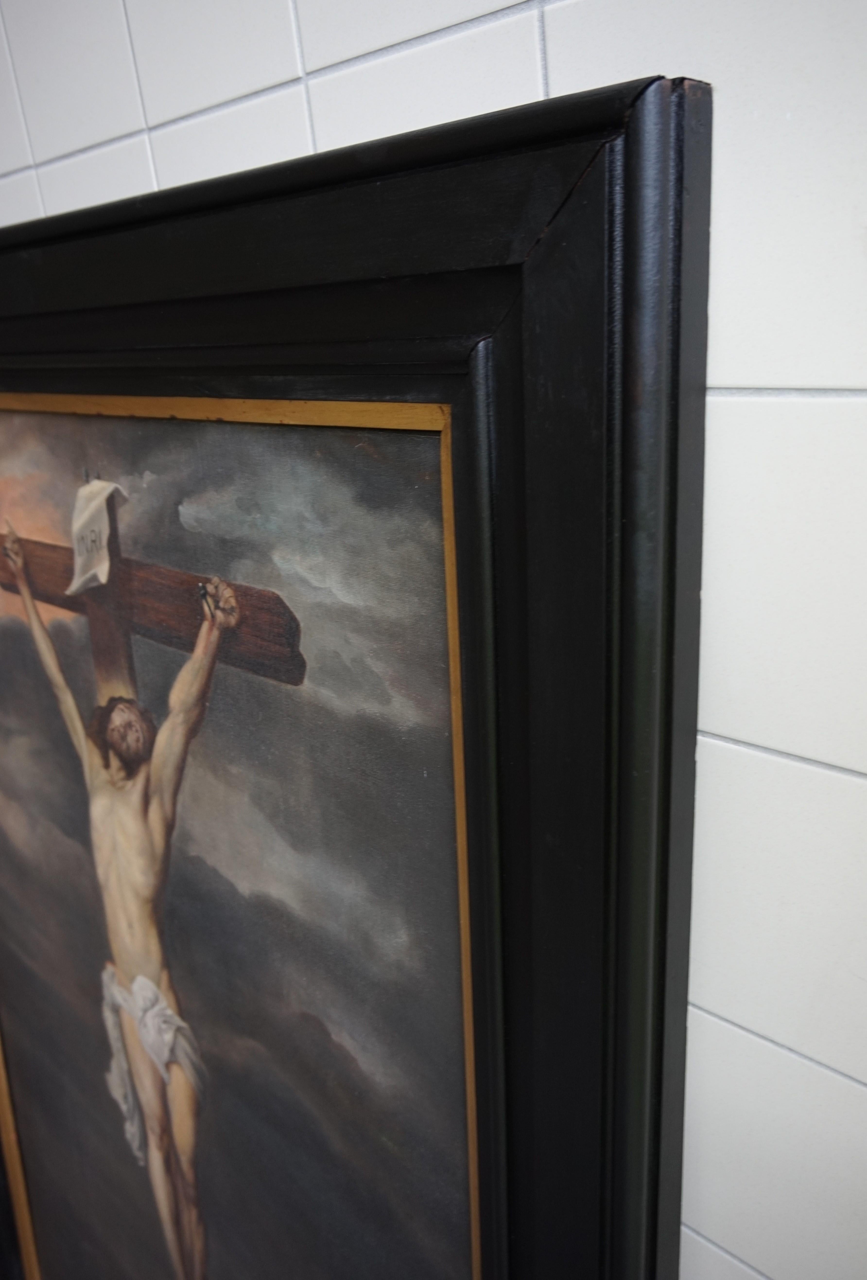 Grande peinture ancienne à l'huile sur toile représentant le Christ en croix dans un cadre ébénisé 6
