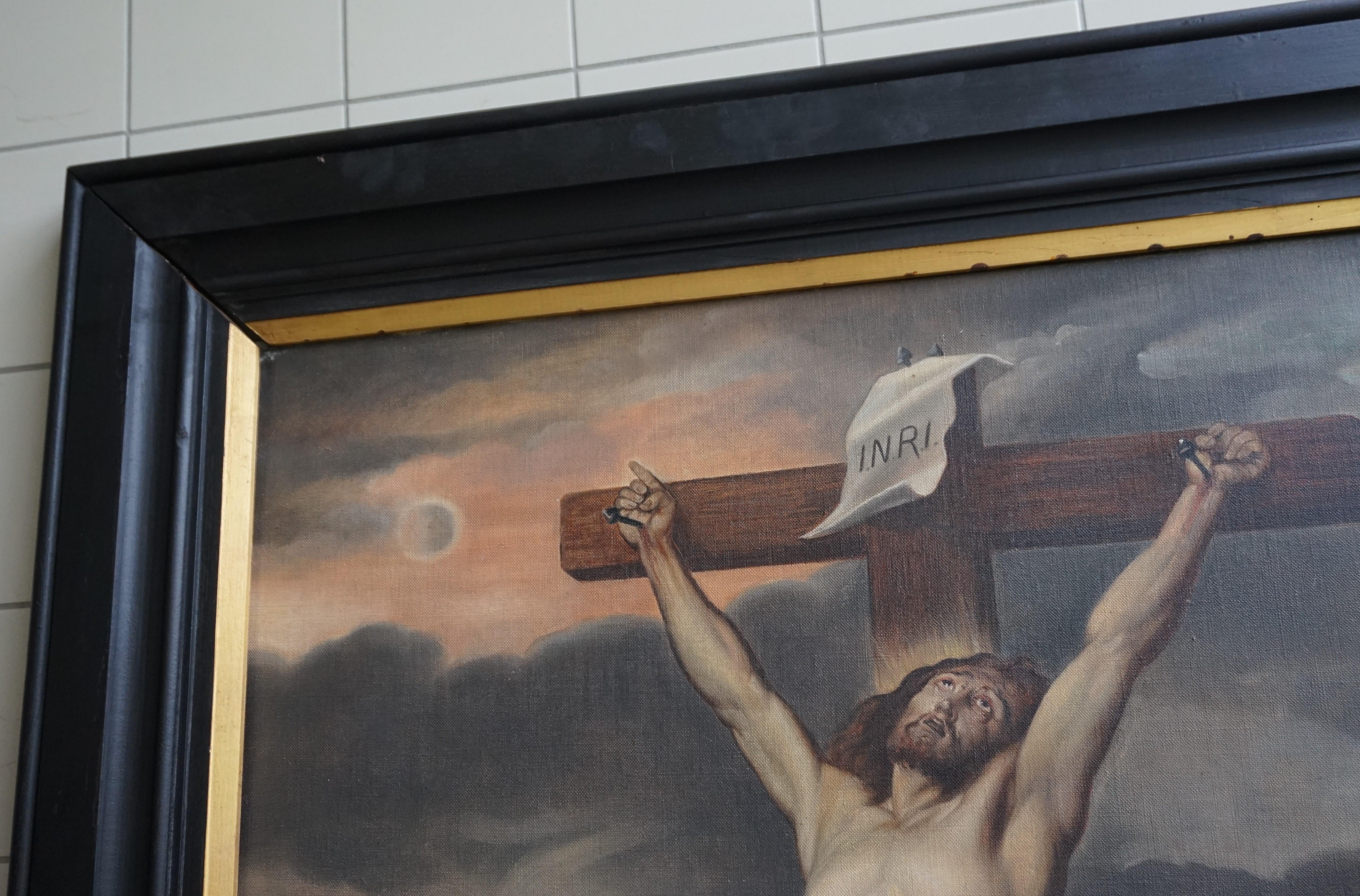 Européen Grande peinture ancienne à l'huile sur toile représentant le Christ en croix dans un cadre ébénisé en vente