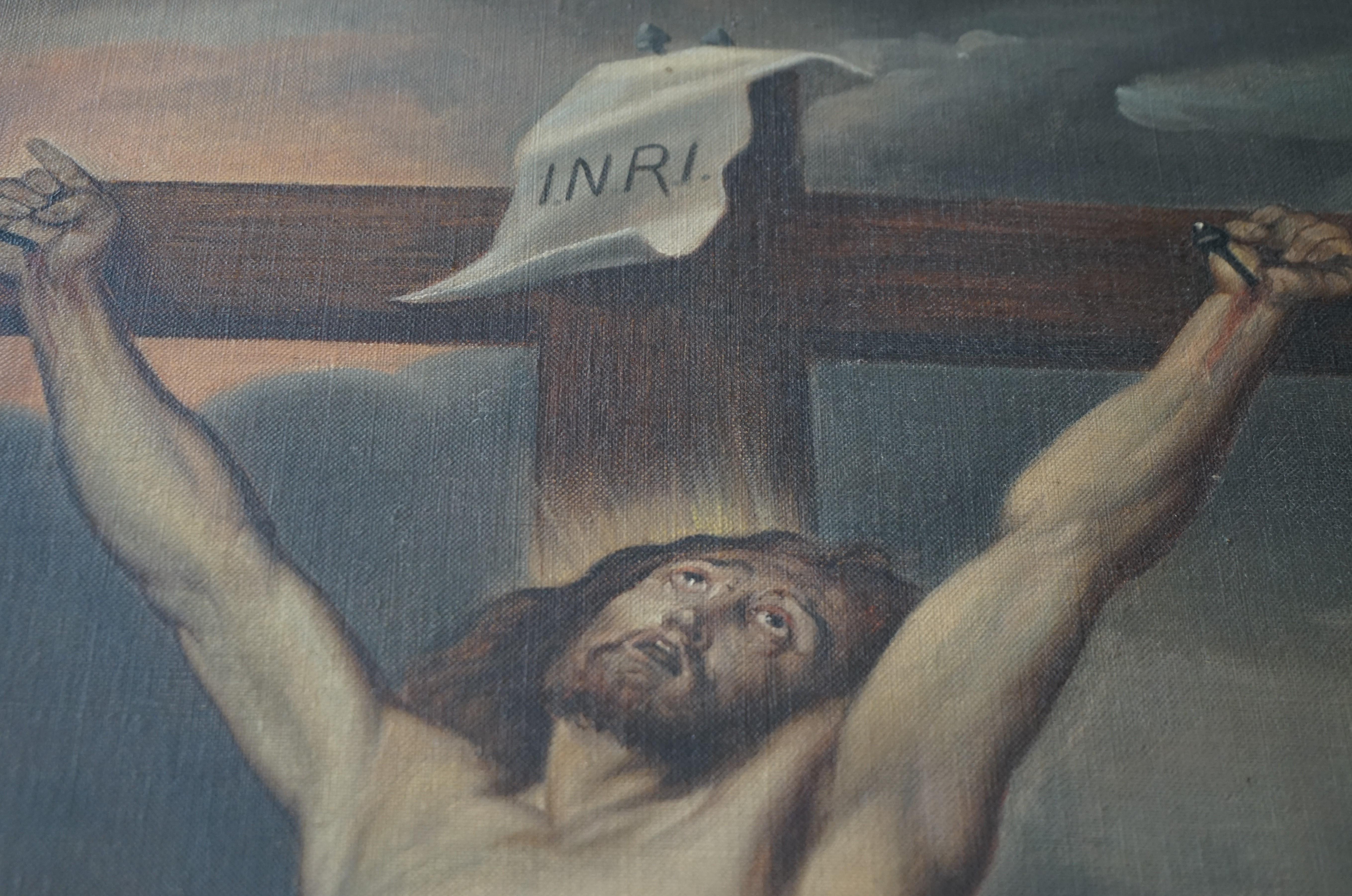 Ébénisé Grande peinture ancienne à l'huile sur toile représentant le Christ en croix dans un cadre ébénisé en vente