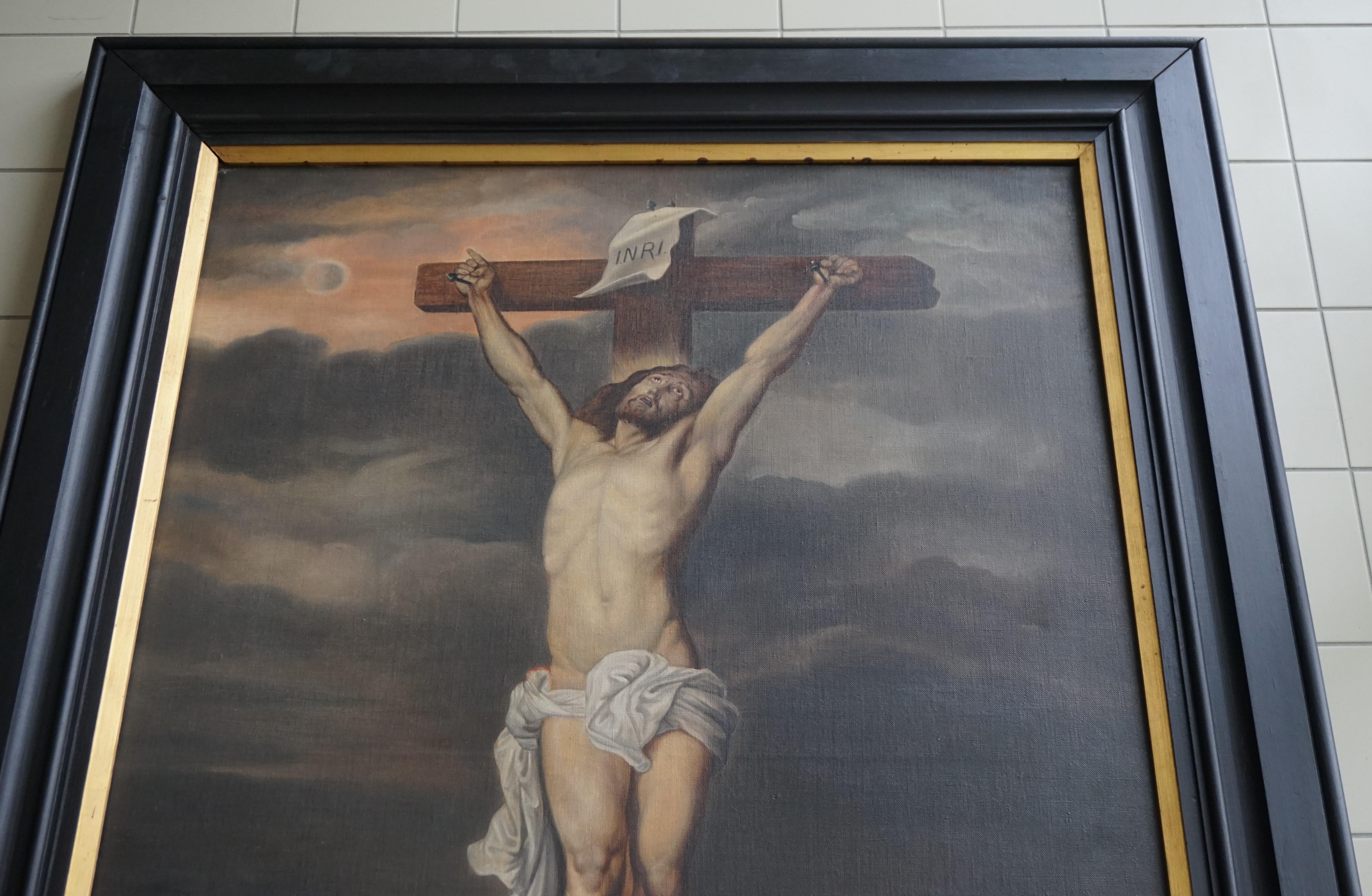 Grande peinture ancienne à l'huile sur toile représentant le Christ en croix dans un cadre ébénisé Excellent état à Lisse, NL