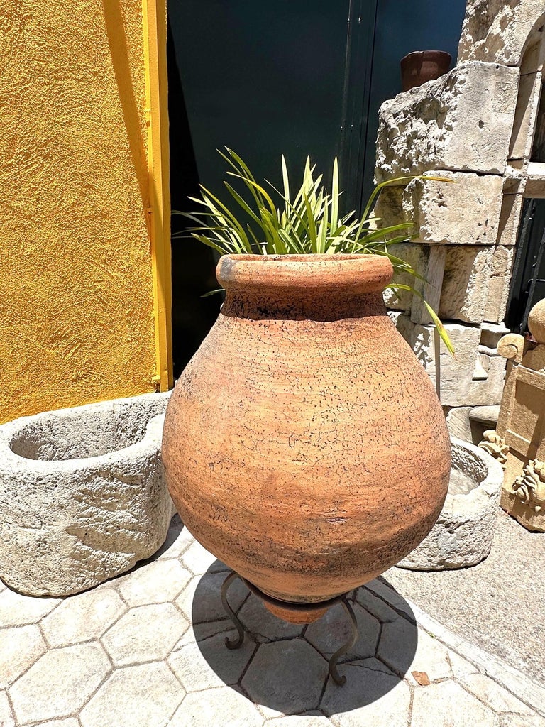 Gran Antiguo en el soporte de terracota aceite de oliva Tarro Jardín Urna  Maceta Jardinero Distribuidor CA en 1stDibs España, image size:768x1024